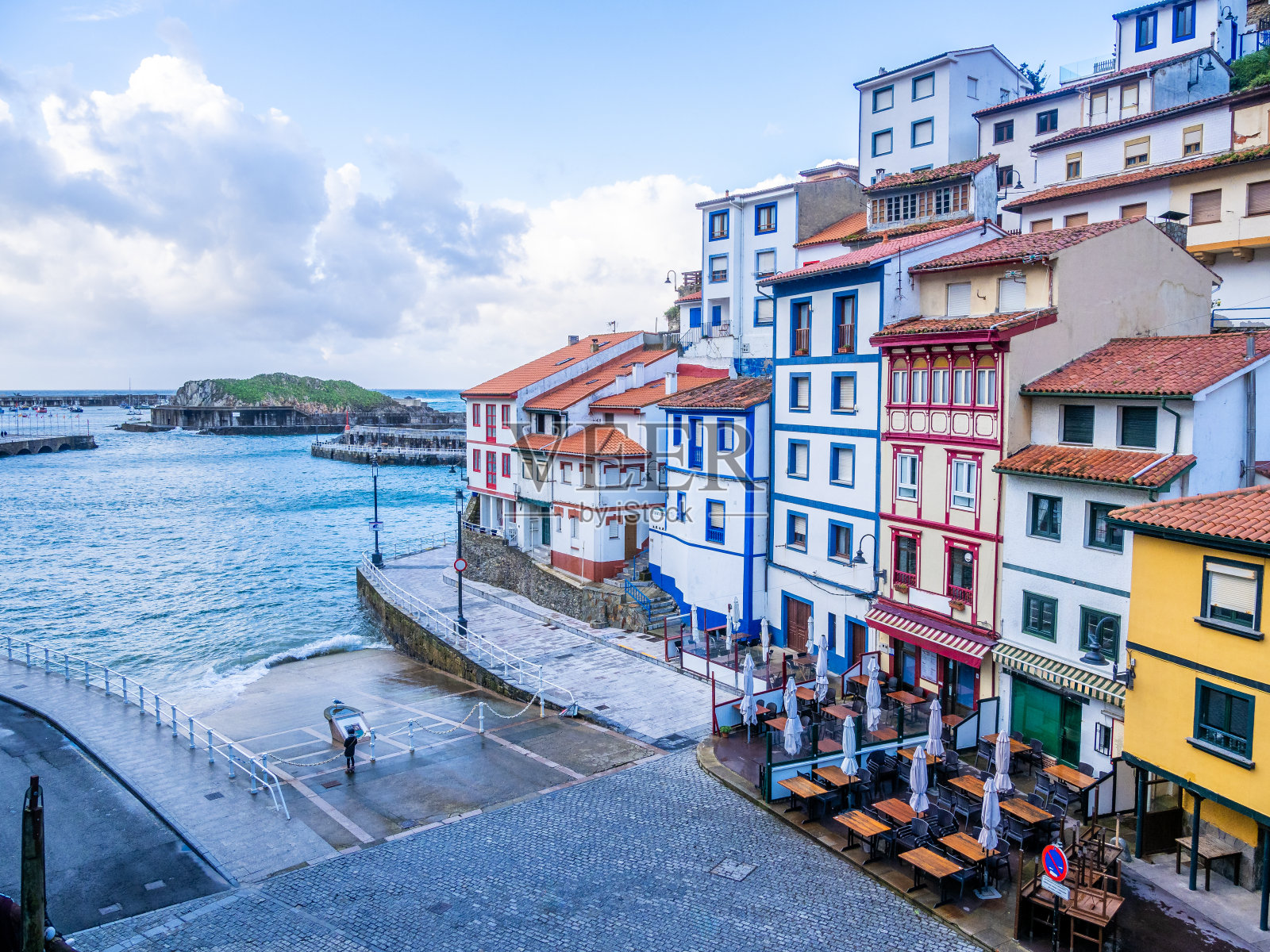 西班牙北部的Cudillero村照片摄影图片