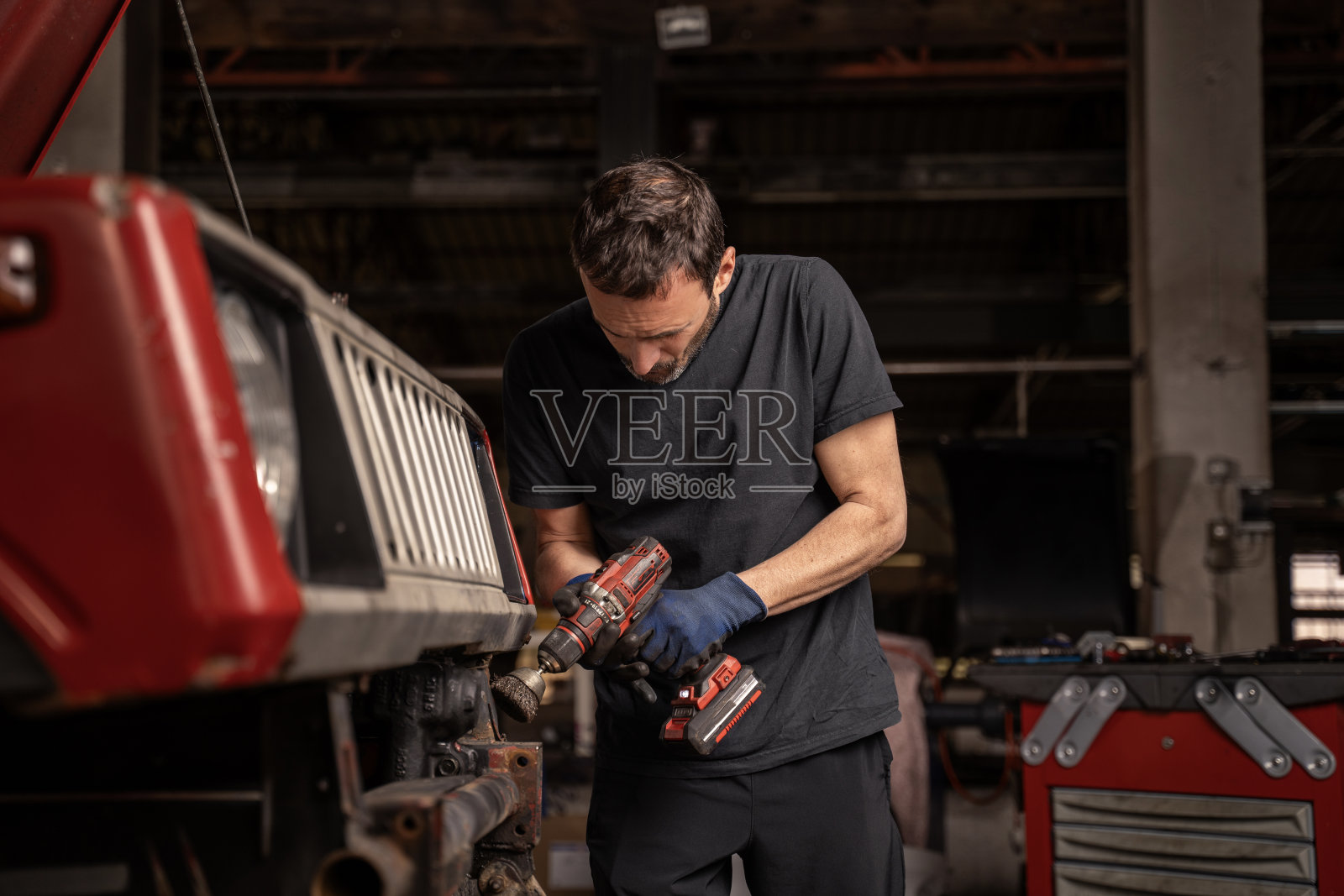机械师在车间修理车辆照片摄影图片