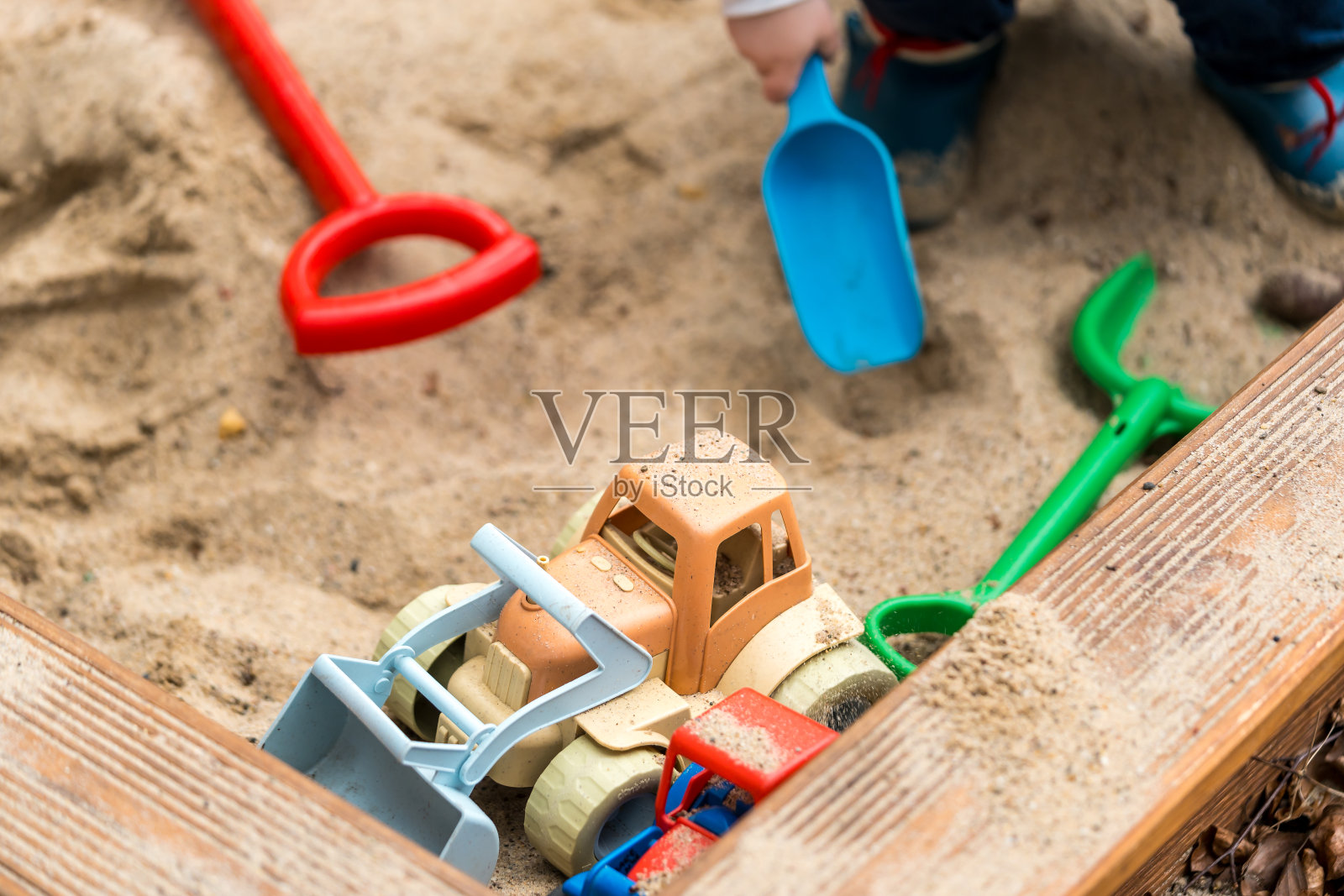 孩子们的玩具在沙坑里照片摄影图片
