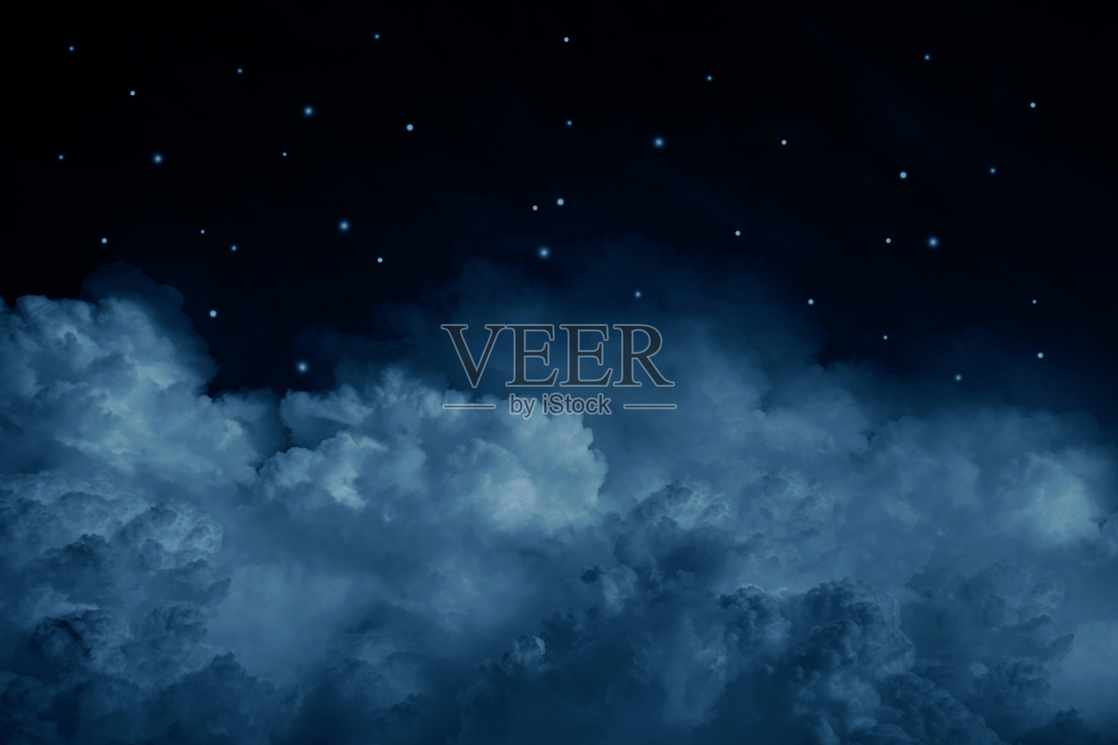 黑色，深蓝色，白色，繁星多云的夜空背景。在云层之上。月光。星星。外太空宇宙，无限宇宙。照片摄影图片