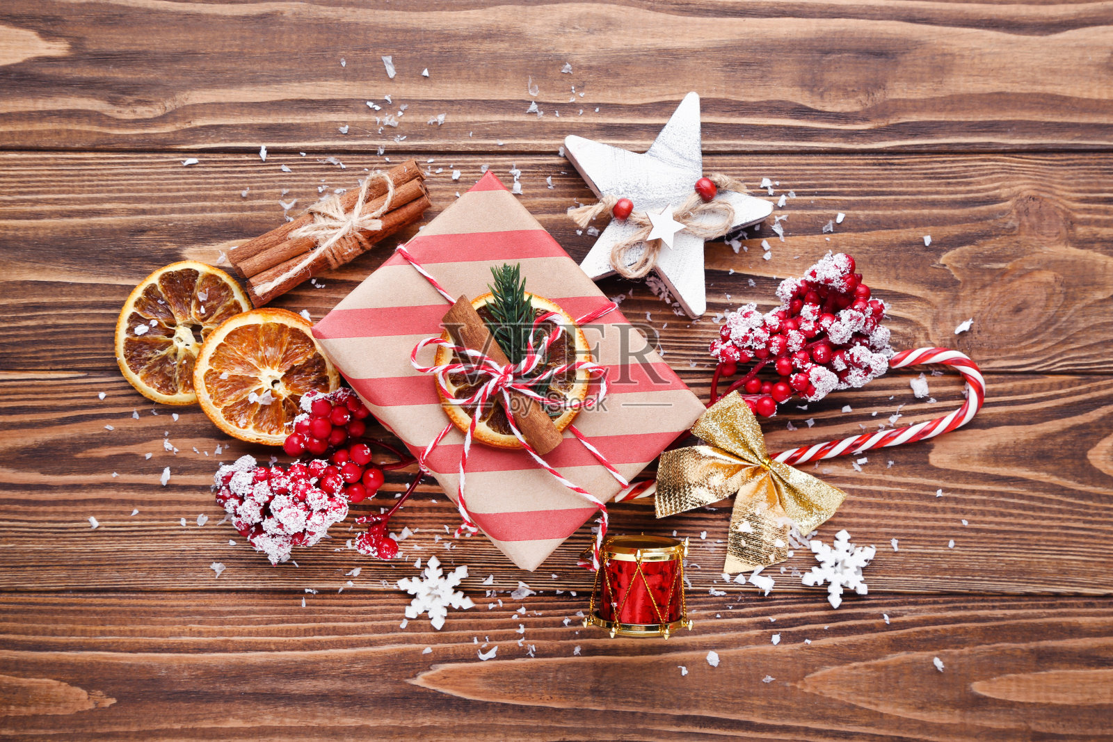 礼品盒与装饰在棕色木制背景照片摄影图片