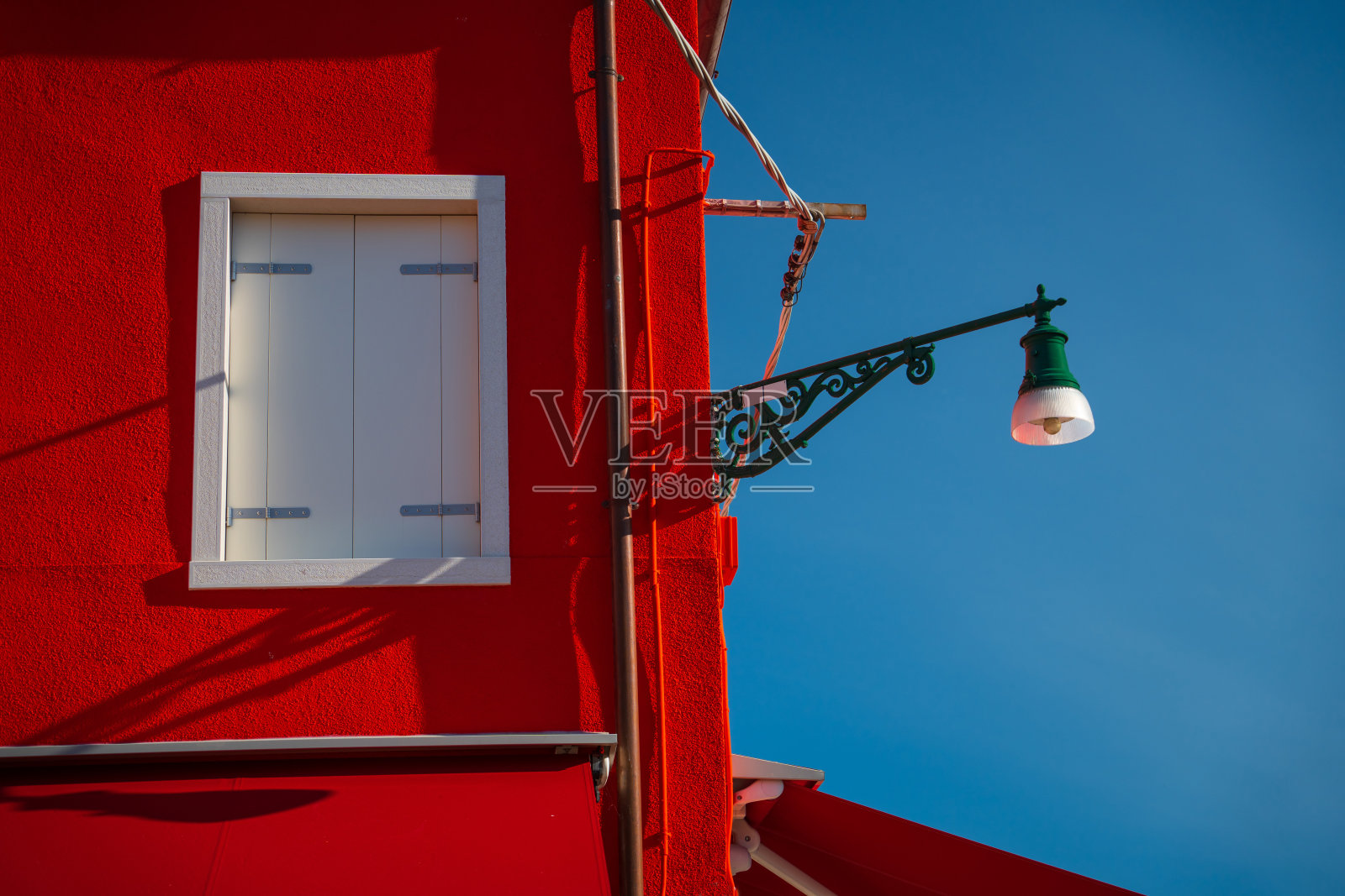 意大利布拉诺岛五颜六色的窗户和墙壁照片摄影图片