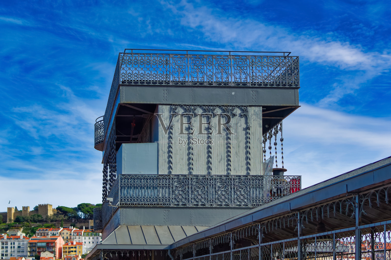 从葡萄牙里斯本的建筑顶部俯瞰圣胡斯塔电梯。照片摄影图片