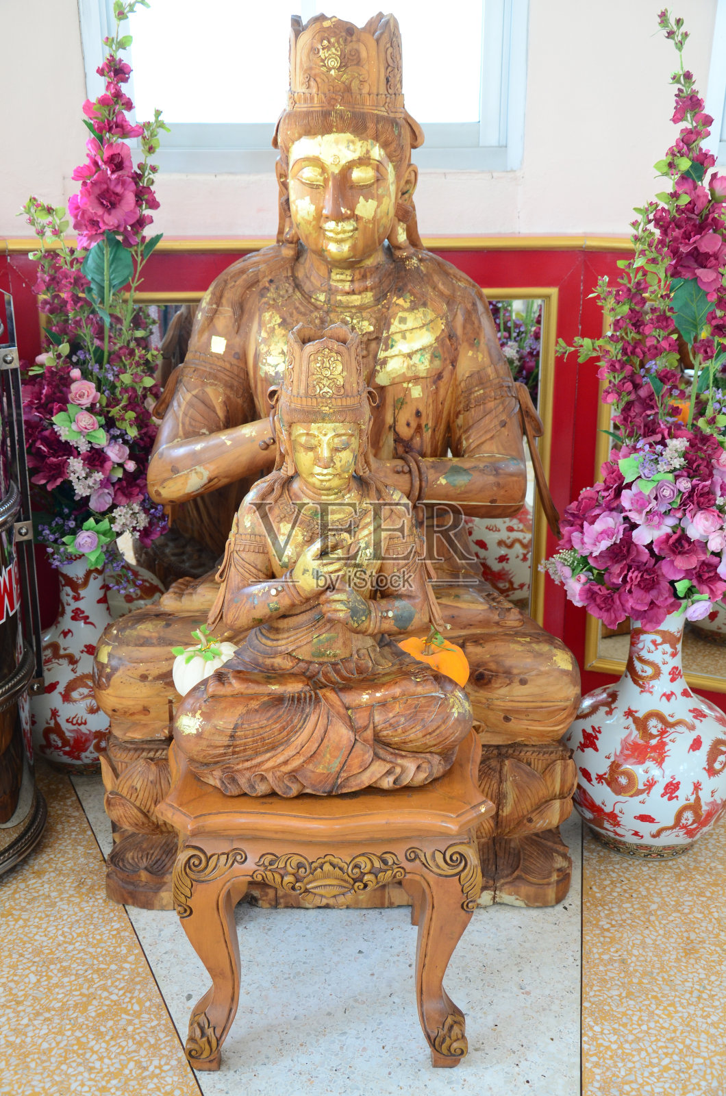 雕刻的木制天使观音或木观音中国女神神泰国人旅行者旅行访问尊敬祈祷祈福在清莱清莱的笏怀普拉康寺照片摄影图片