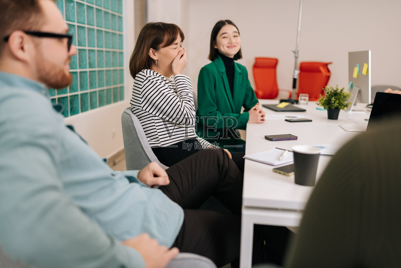 成功的年轻业务团队同事一起讨论纸质营销报告，在会议桌上审阅文件，对项目统计进行头脑风暴照片摄影图片