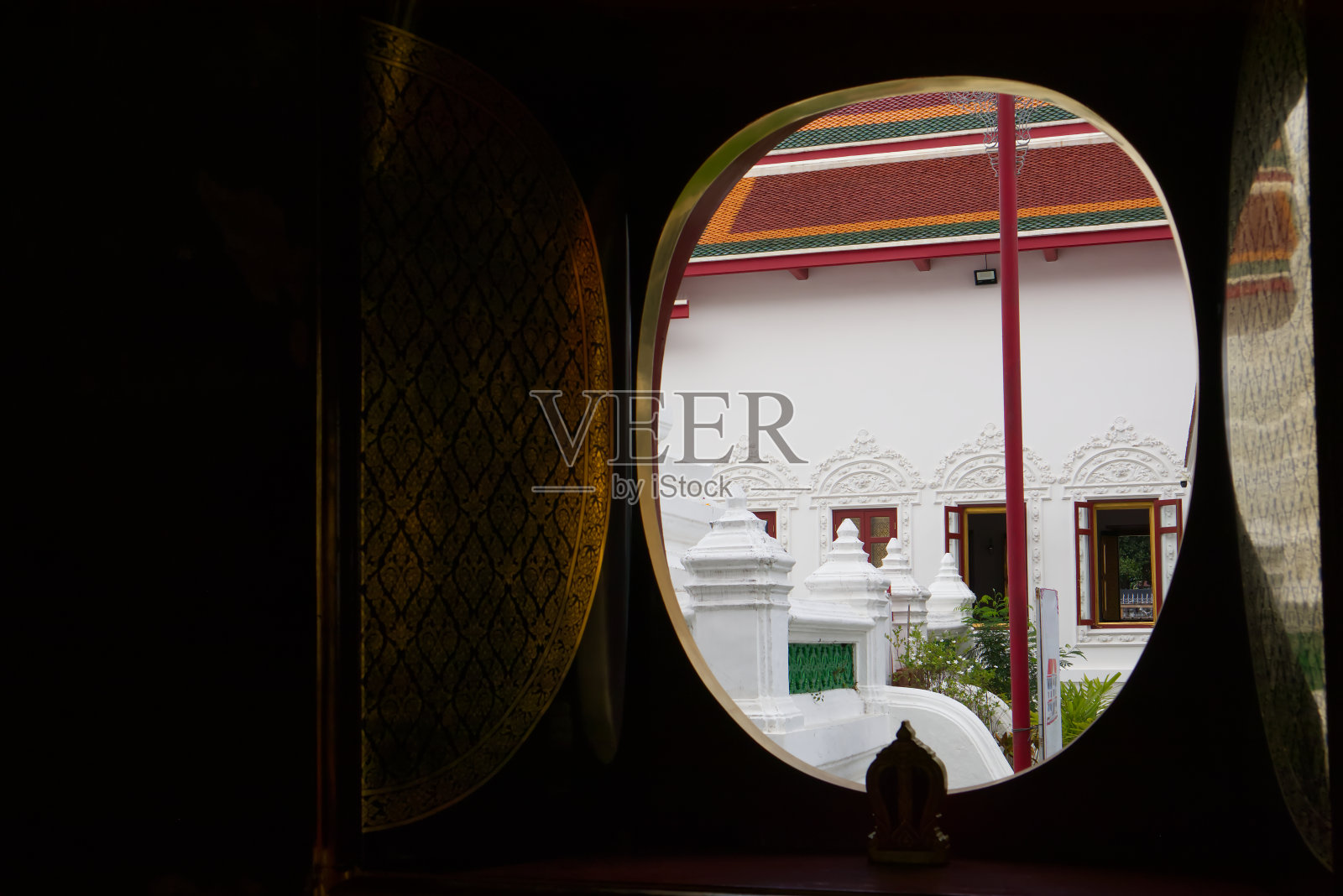 教堂里漂亮的开着的窗户照片摄影图片