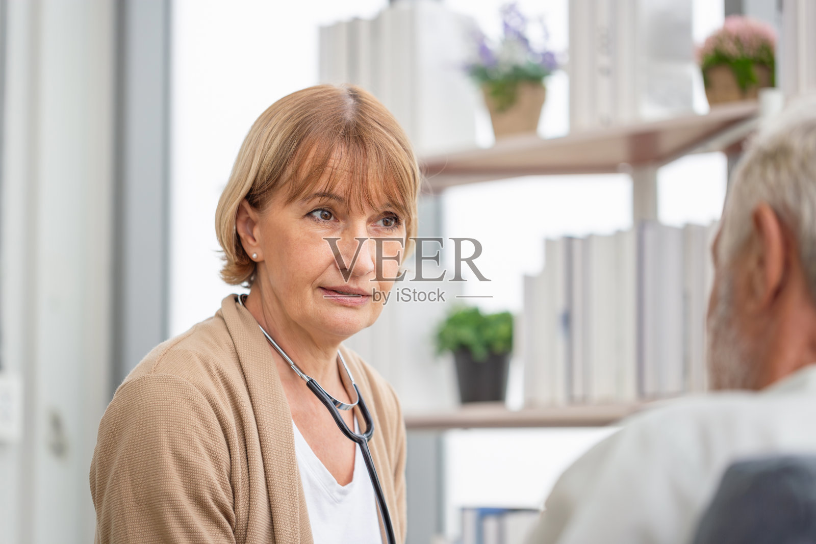 女医生上门探望老人，健康访视员，以及一名老人家访照片摄影图片