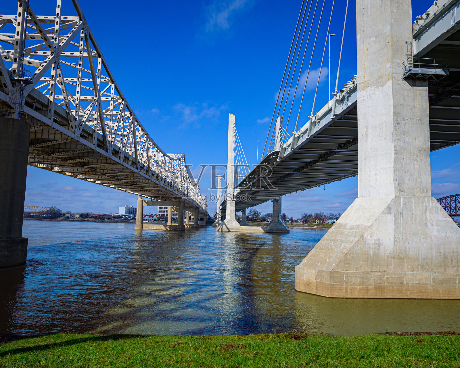 在肯尼迪和林肯桥之间照片摄影图片
