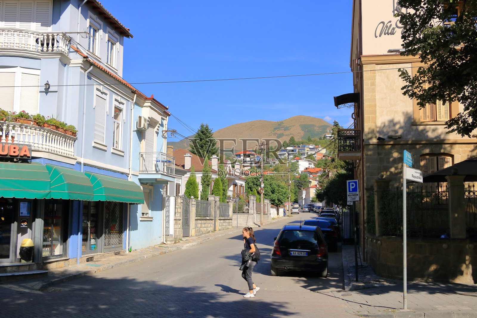 在阿尔巴尼亚城市Korca的传统地区,中午空荡荡的街道照片摄影图片