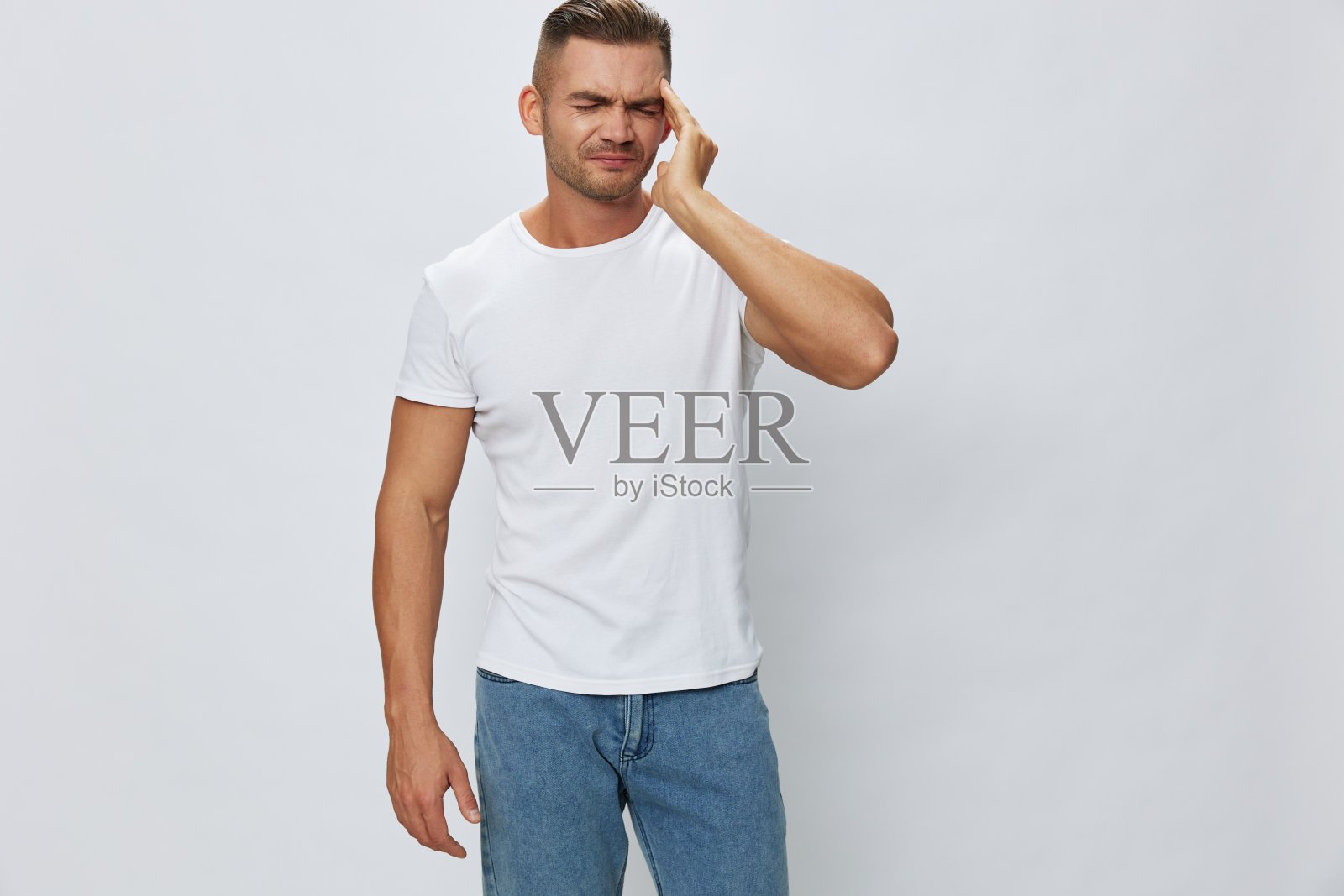 男人头痛，偏头痛，发高烧，在白色孤立的背景上穿白色t恤，复制空间照片摄影图片