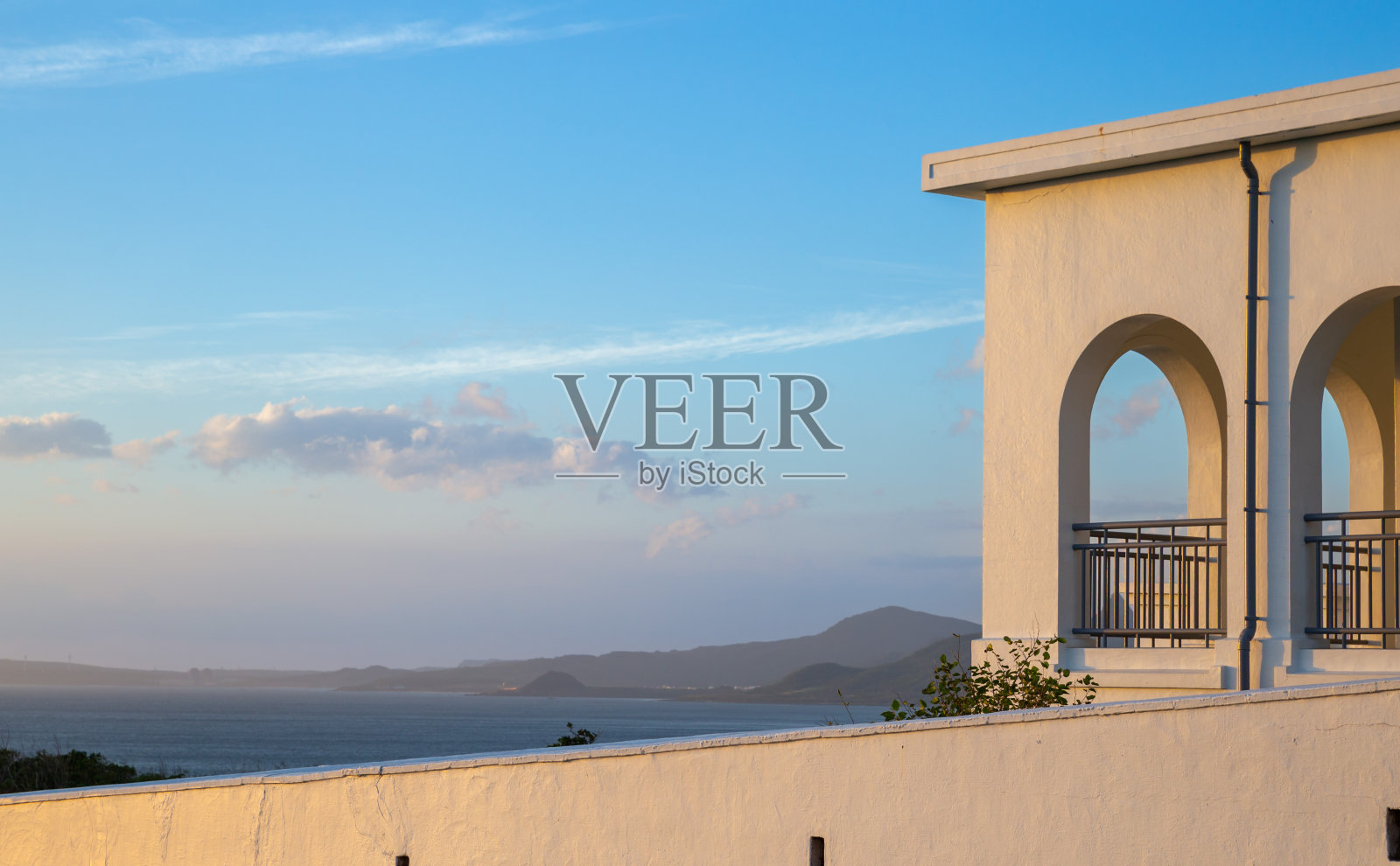 台湾易鸾壁角，夕阳下的白色房子照片摄影图片