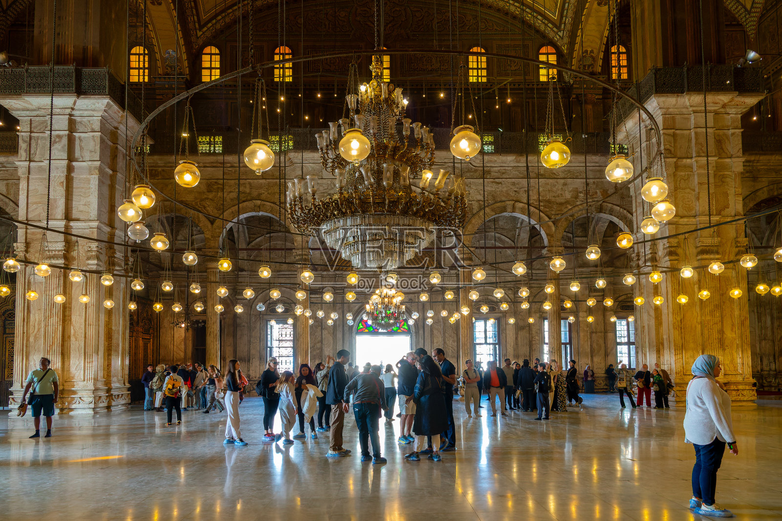 参观埃及开罗的穆罕默德·阿里清真寺（雪花石膏清真寺）内部的人们照片摄影图片