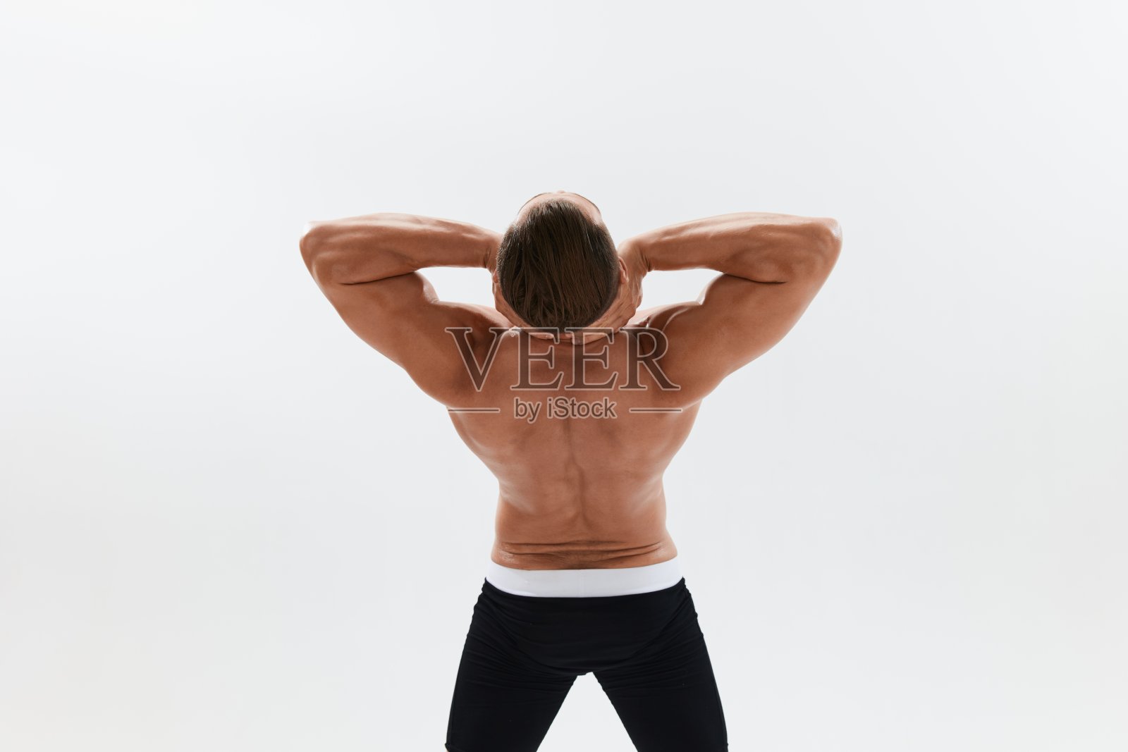 男子运动身体健美运动员在三角裤与躯干腹肌全长的背景，健身课。广告，运动，积极的生活方式，竞争，挑战的理念。照片摄影图片