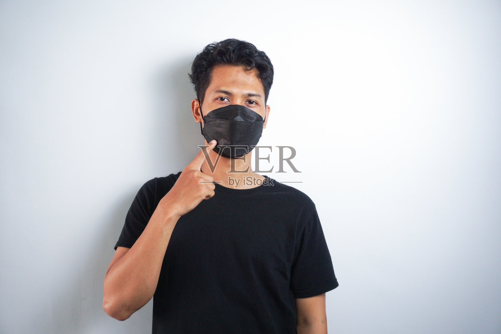 人们要求戴上口罩以避免疾病照片摄影图片