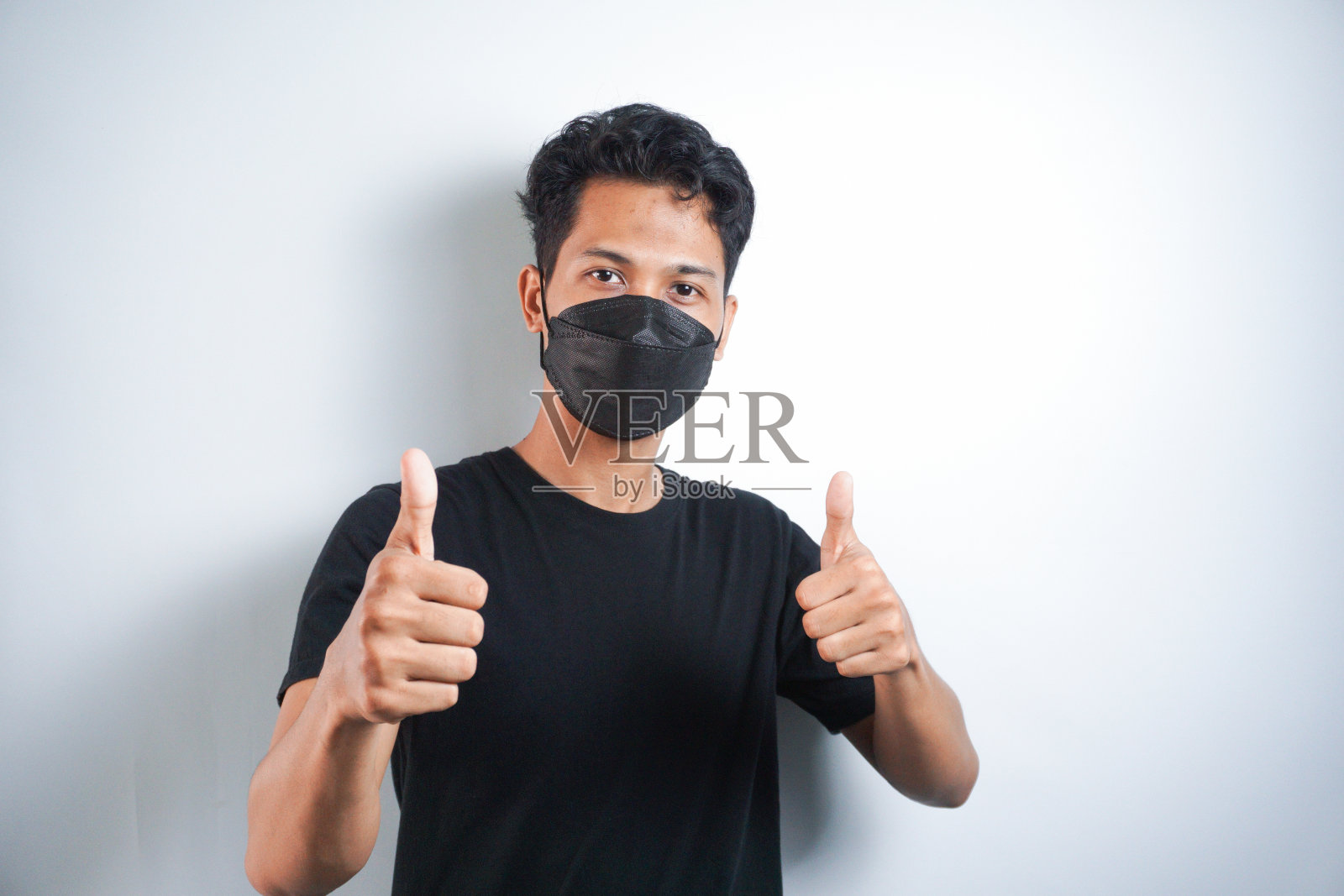 戴医用口罩的人竖起大拇指，戴医用口罩的被隔离者竖起大拇指。照片摄影图片