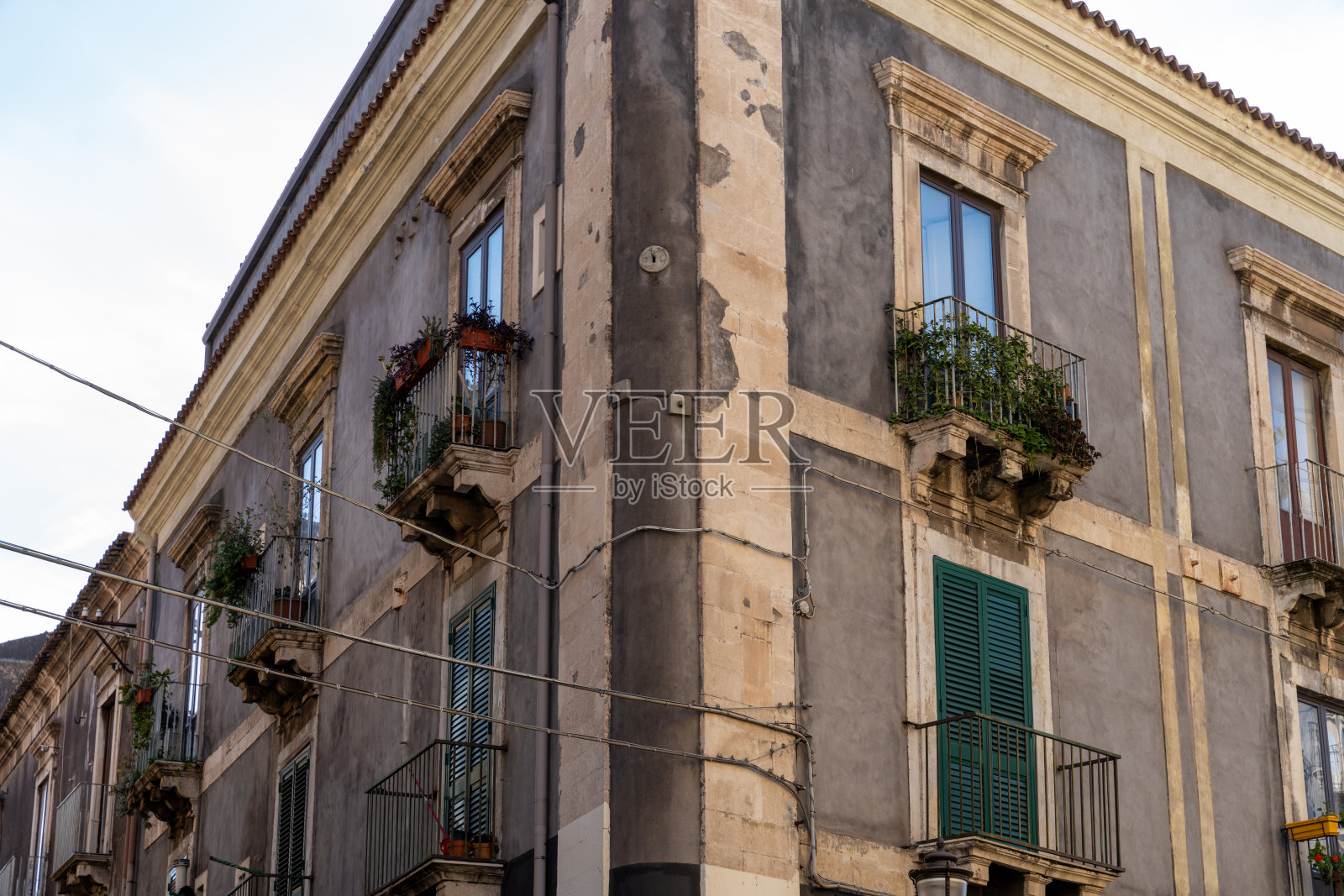 有阳台和一根电线穿过屋顶的建筑物照片摄影图片