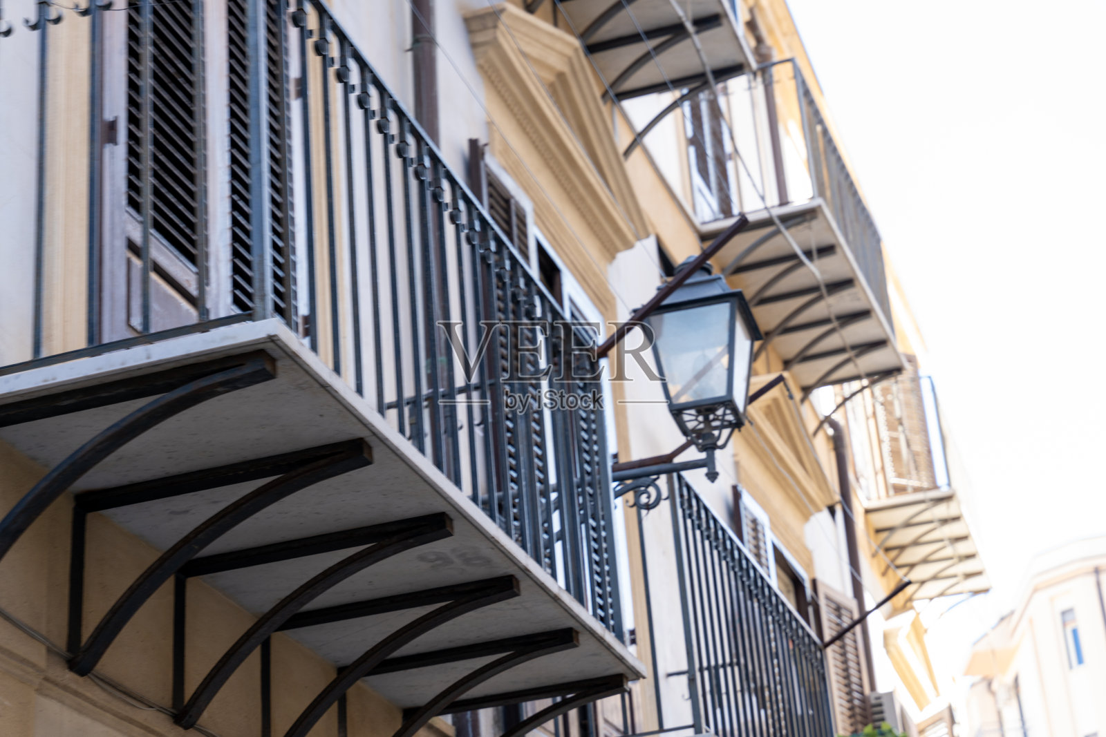 阳台上有一盏灯照片摄影图片