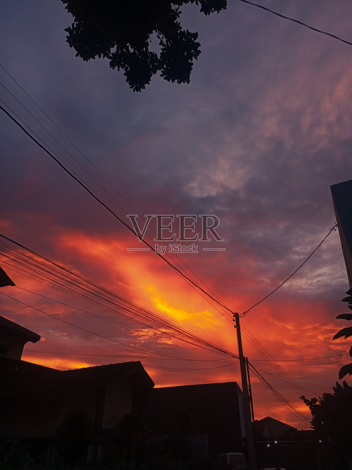 充满活力的天空与暮色中轮廓分明的地平线相遇。照片摄影图片