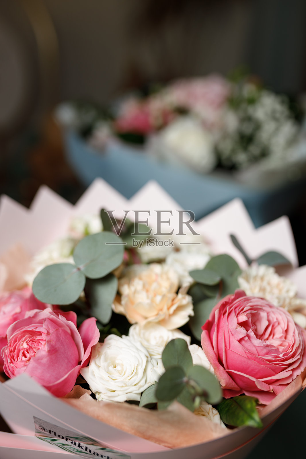 粉红色包装的粉色牡丹和白玫瑰花束照片摄影图片