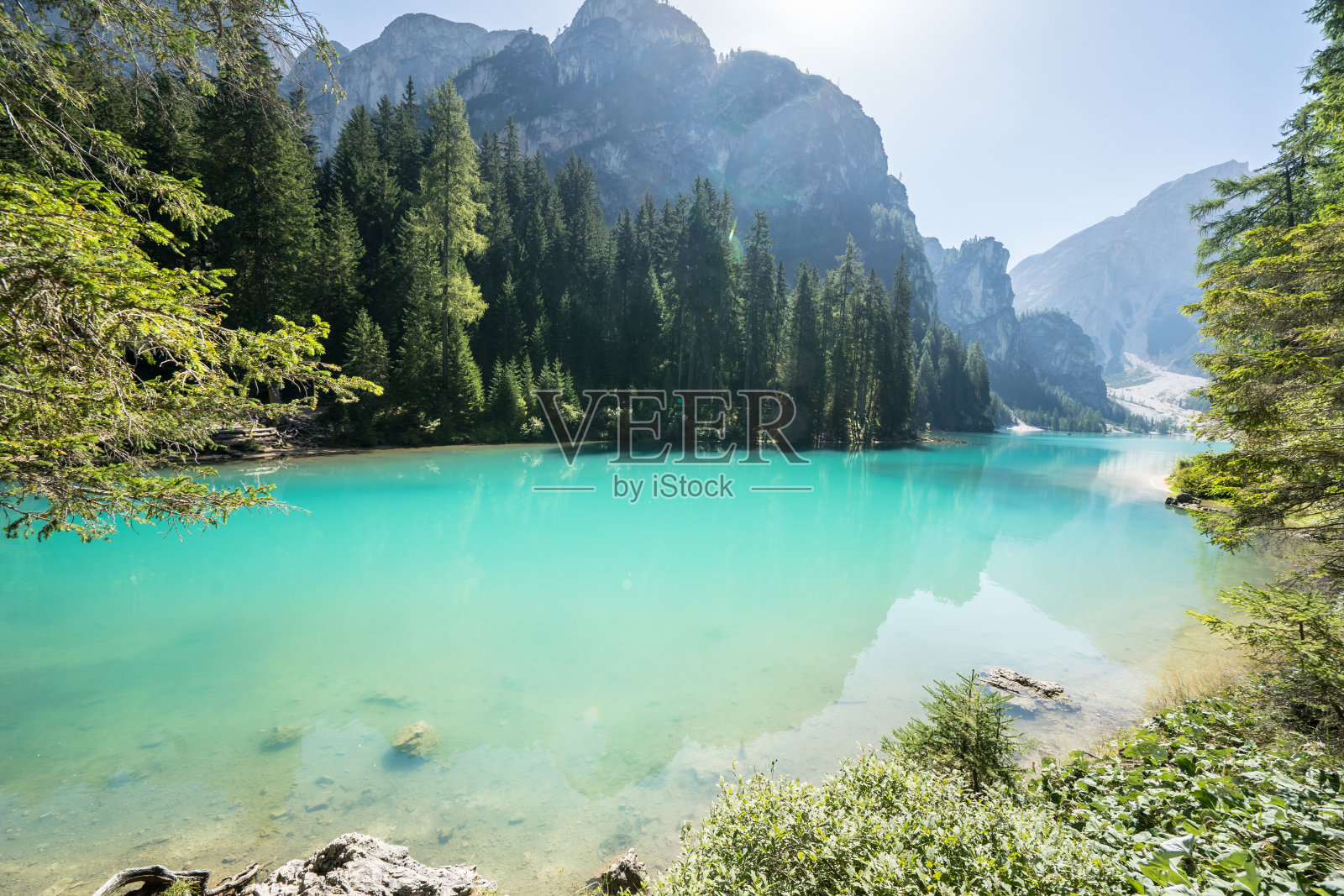 意大利白云石山脉中心的绿松石湖照片摄影图片