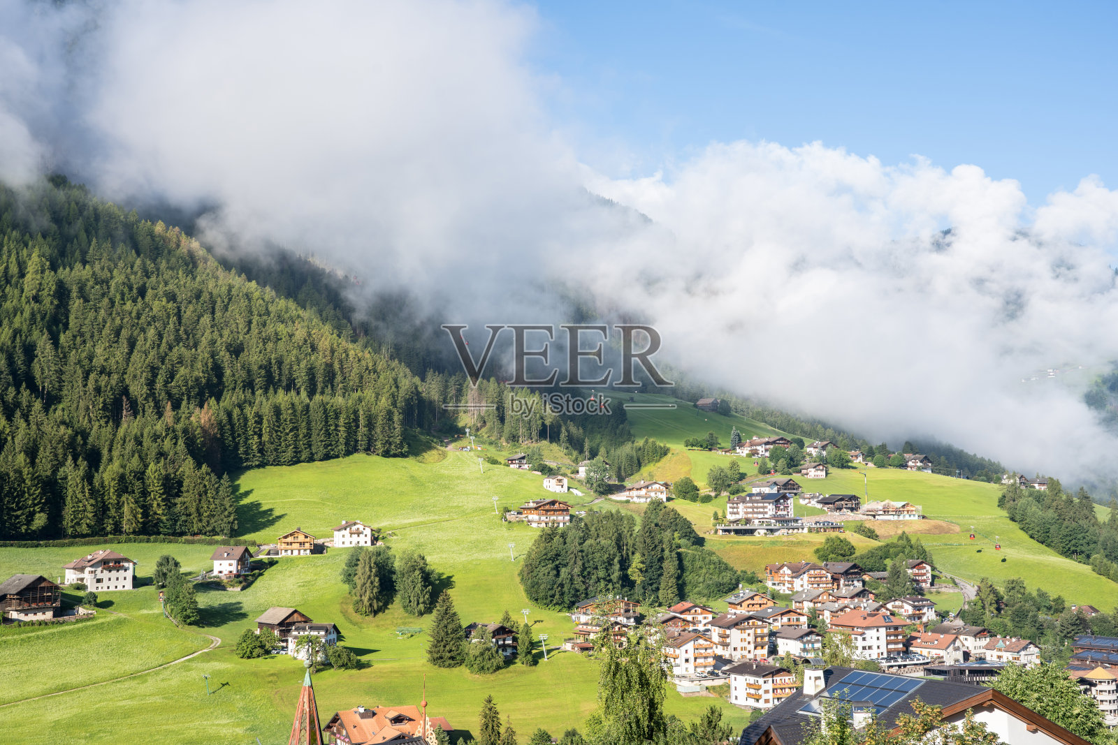 意大利南蒂罗尔的塞瑟山(Alpe di Siusi)。照片摄影图片