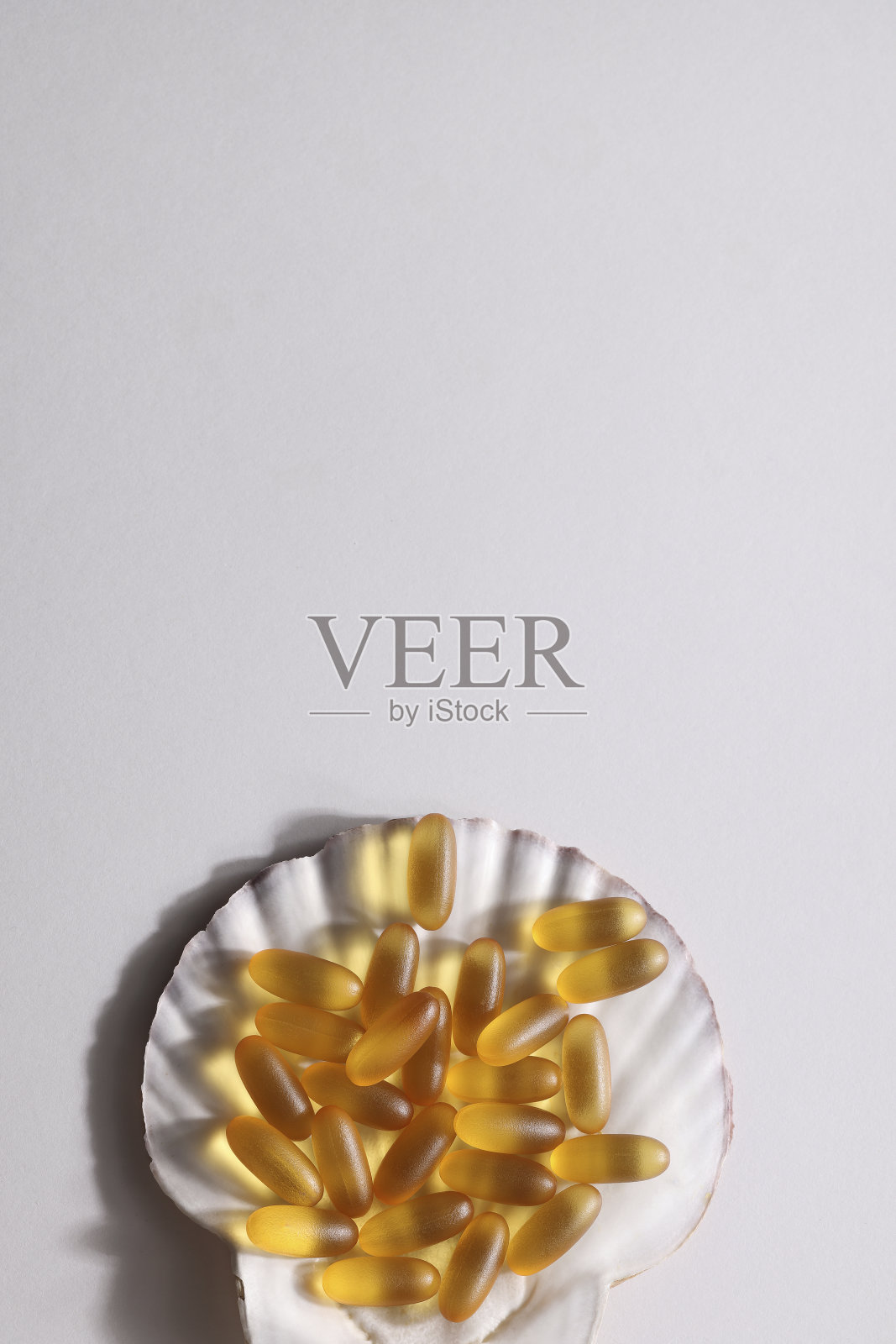 日常补充，健康，多种维生素，健康生活方式的概念。维生素欧米茄3在白色背景的外壳上。副本的空间。照片摄影图片