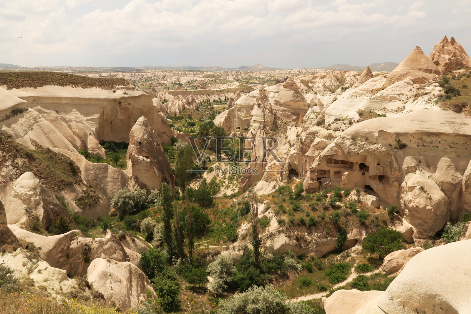 观看约阿希姆和安娜教堂和旁边的绿色山谷，红色山谷，Kizilcukur Vadisi靠近Göreme，卡帕多西亚Cavusin，土耳其照片摄影图片