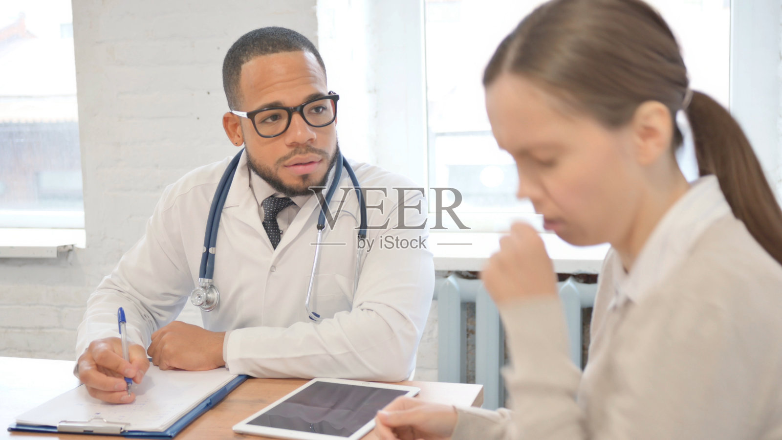 咳嗽的非洲病人与非洲女医生讨论健康问题照片摄影图片