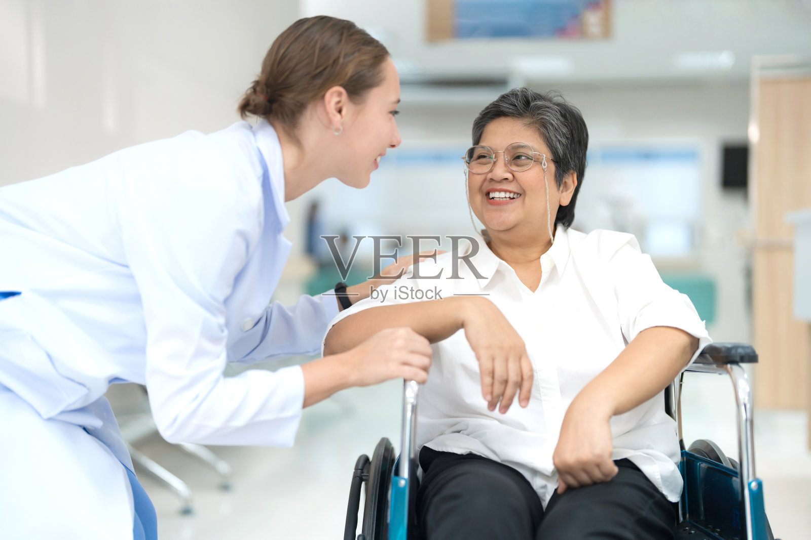 医生询问并检查了病人。照片摄影图片