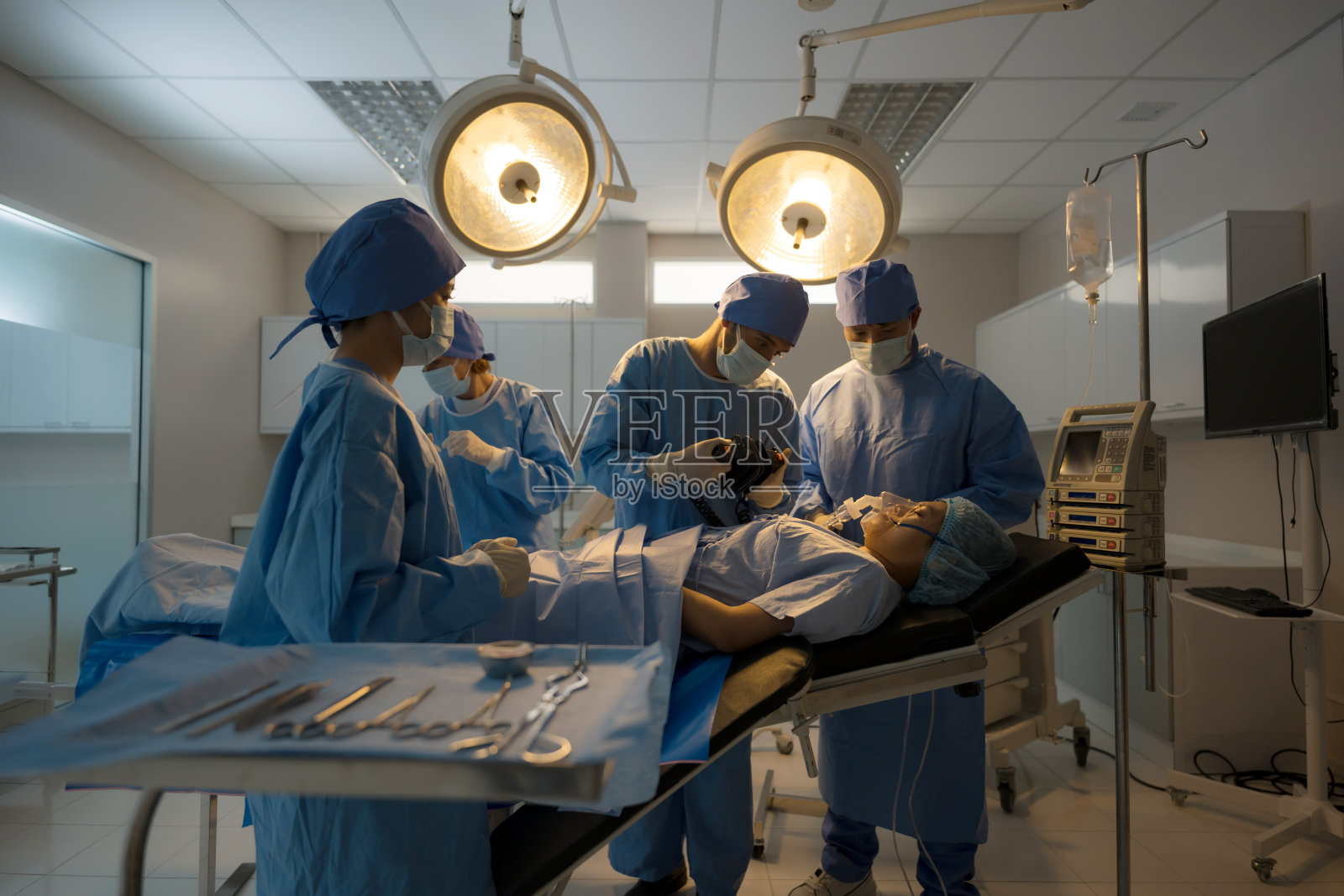 医生，护士正在给病人做手术。照片摄影图片