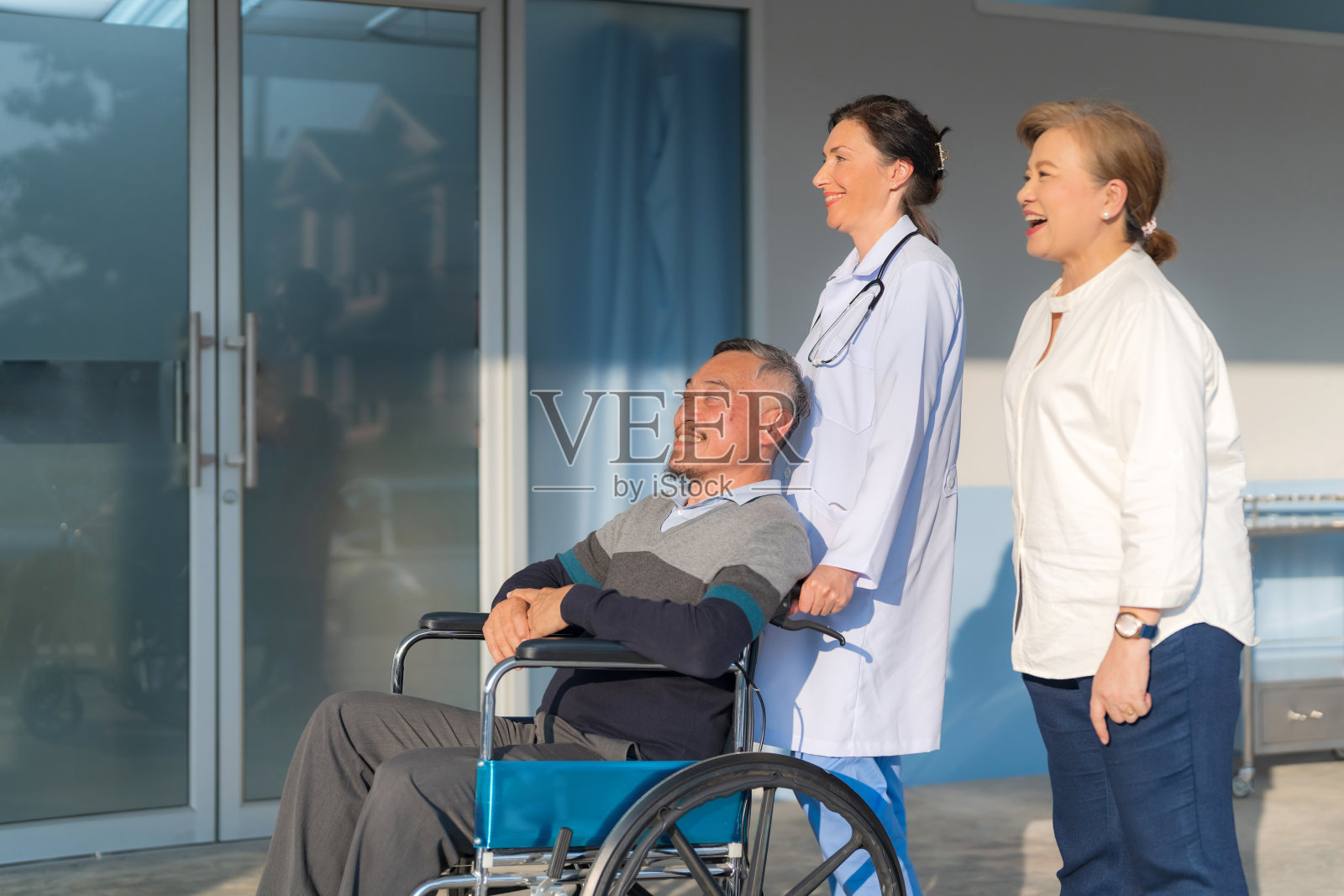 推轮椅的医生。照片摄影图片