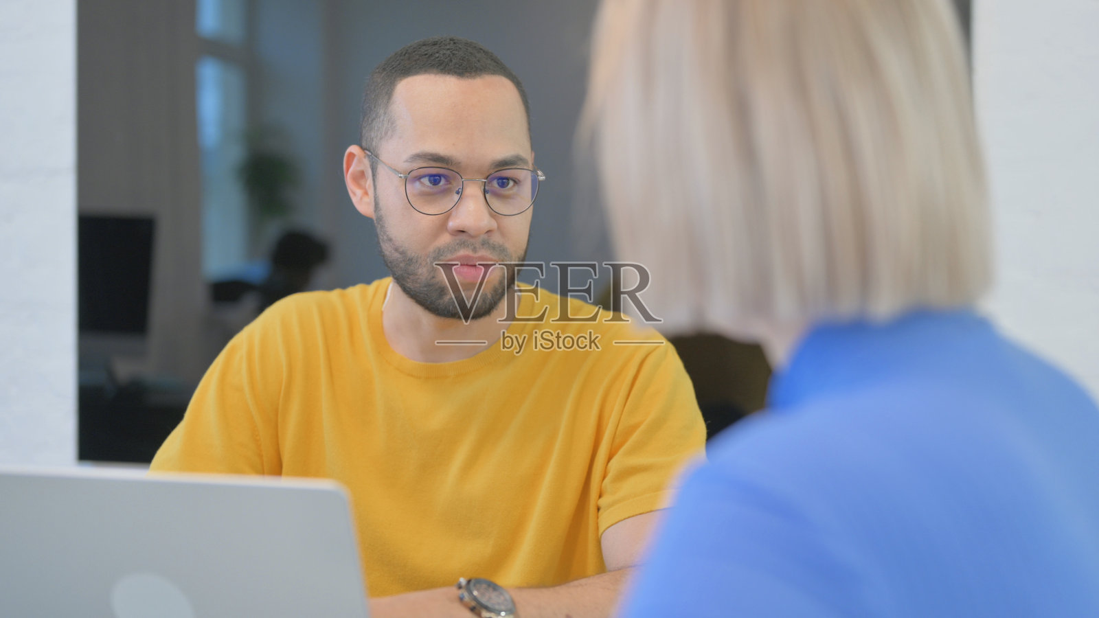 创意人士在工作中的谈话特写照片摄影图片