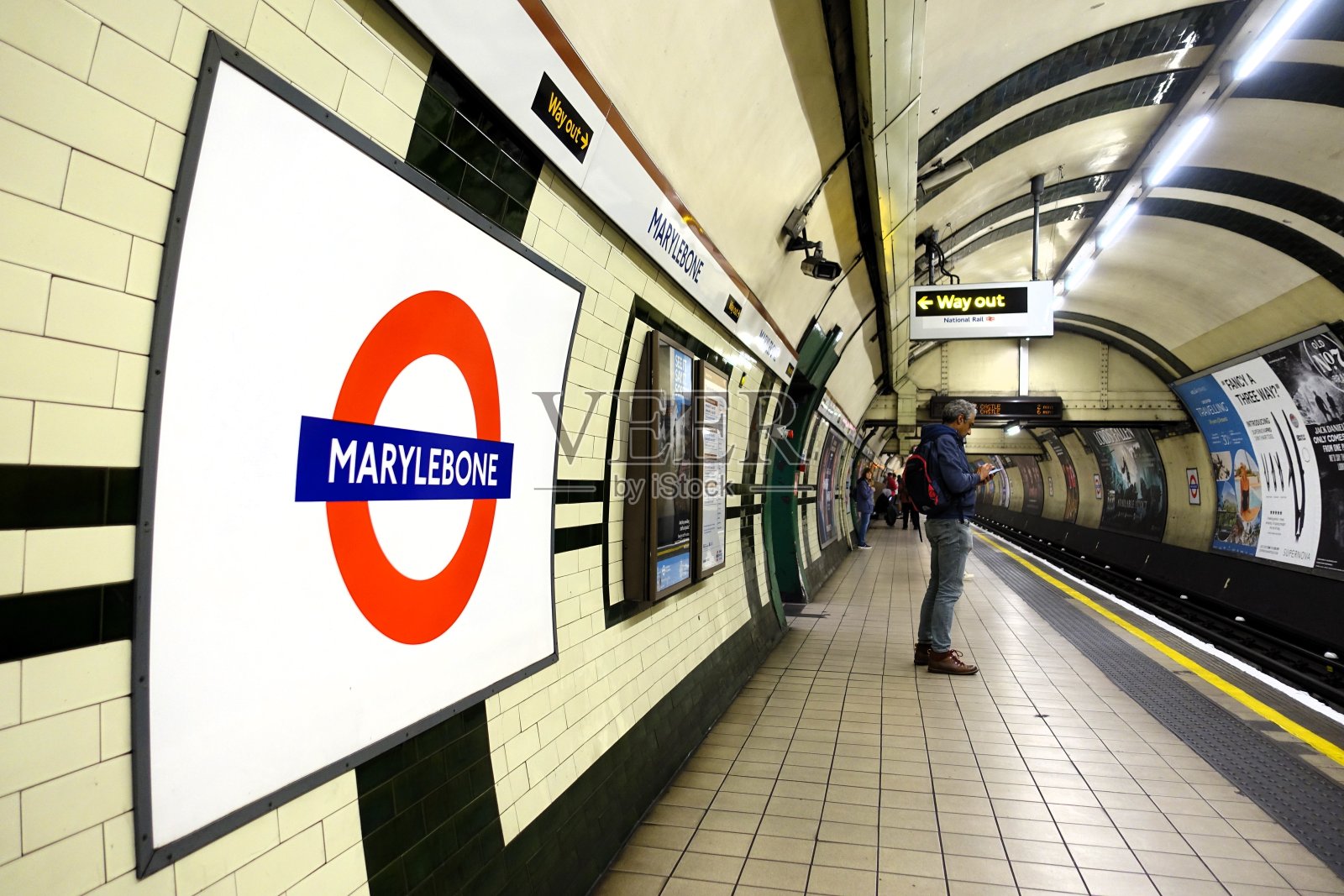 Marylebone伦敦地铁站月台上的圆形标志照片摄影图片