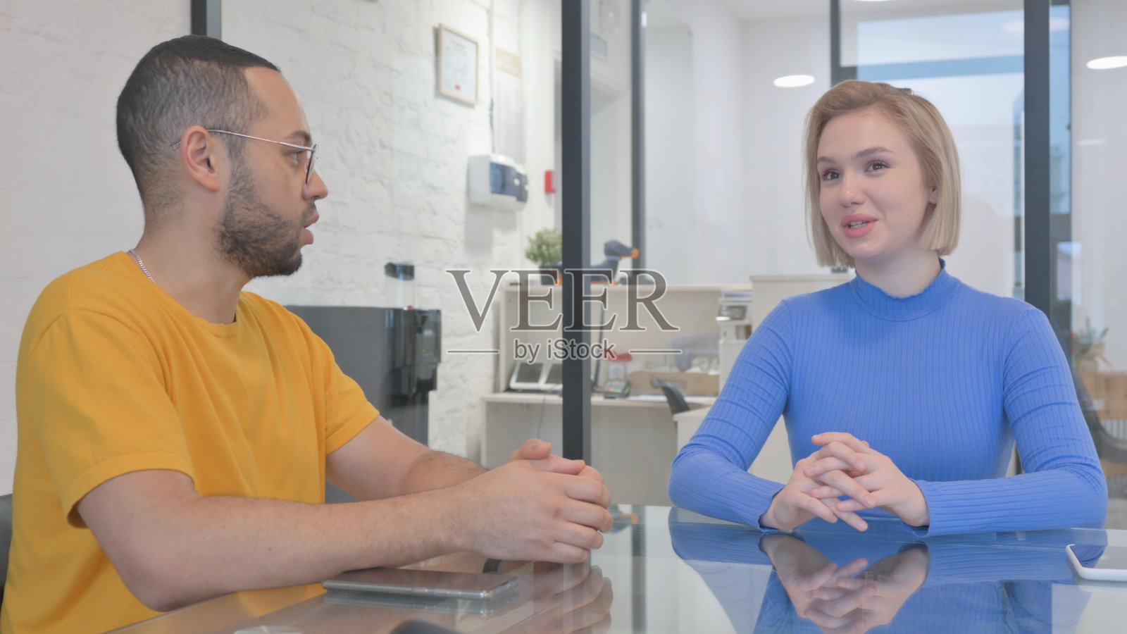 有创意的年轻人在办公室讨论新项目照片摄影图片