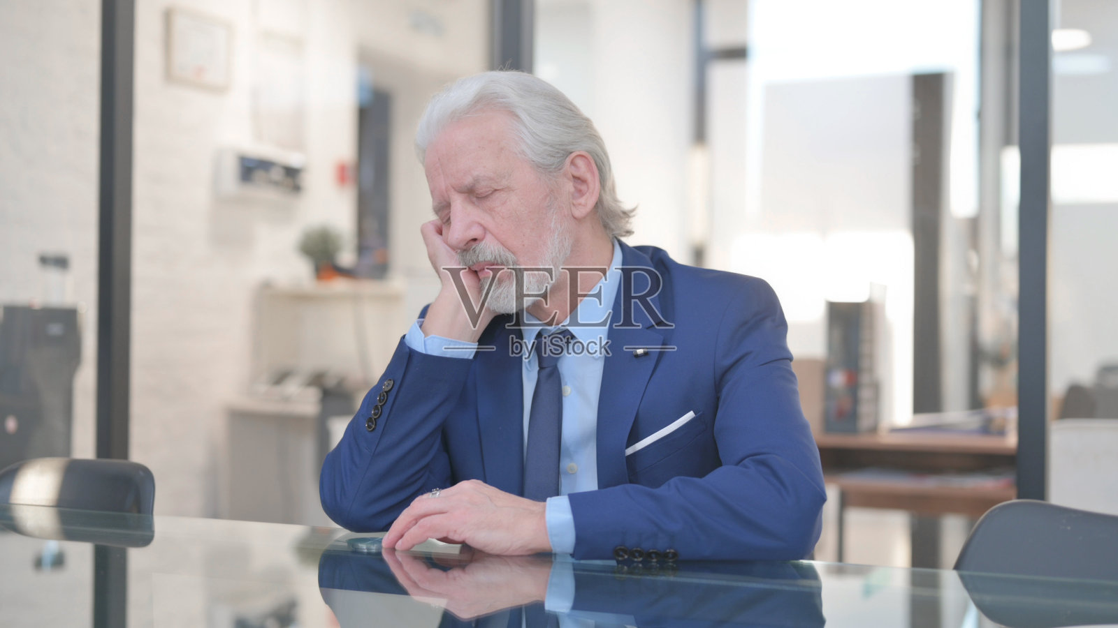 放松的老商人在办公室睡觉照片摄影图片
