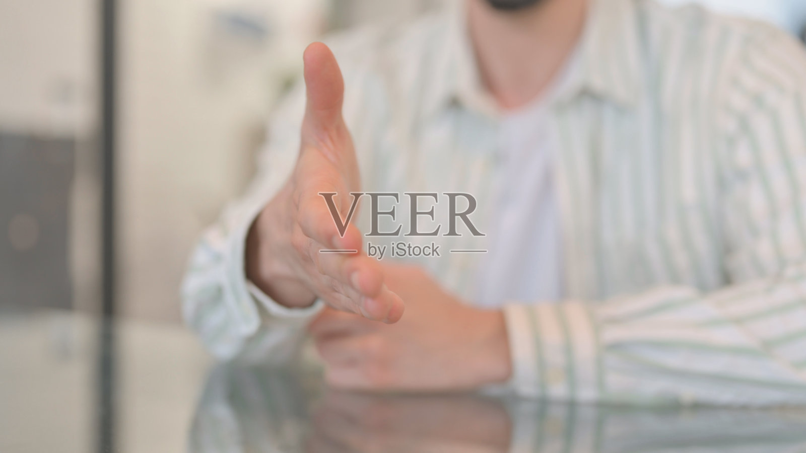 男子提供的握手特写照片摄影图片