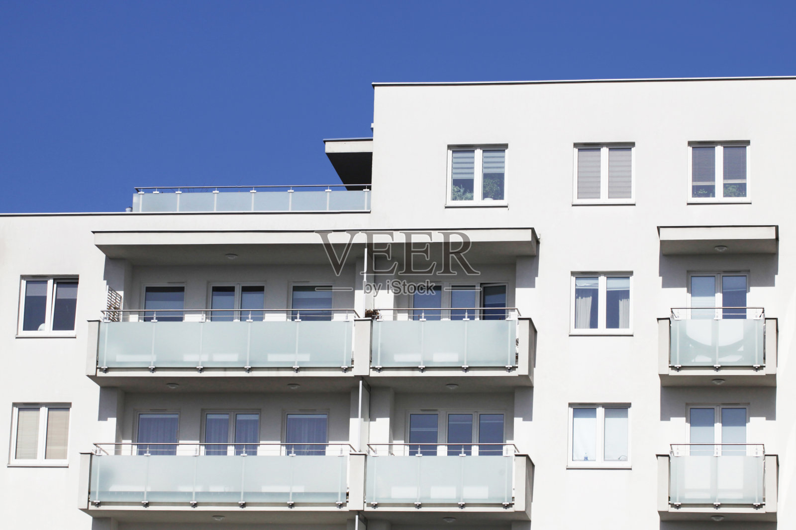 出售豪华公寓。架构的背景。高块的公寓生活区。新建小区现代风格。照片摄影图片