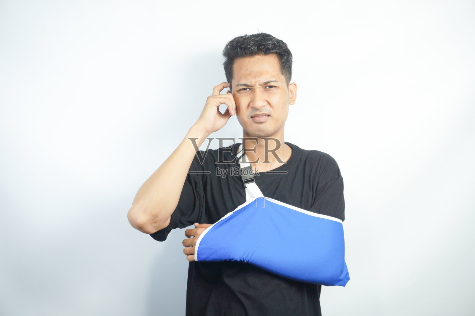 年轻的亚洲男子疼痛和手骨折戴臂吊带，系列照片摄影图片