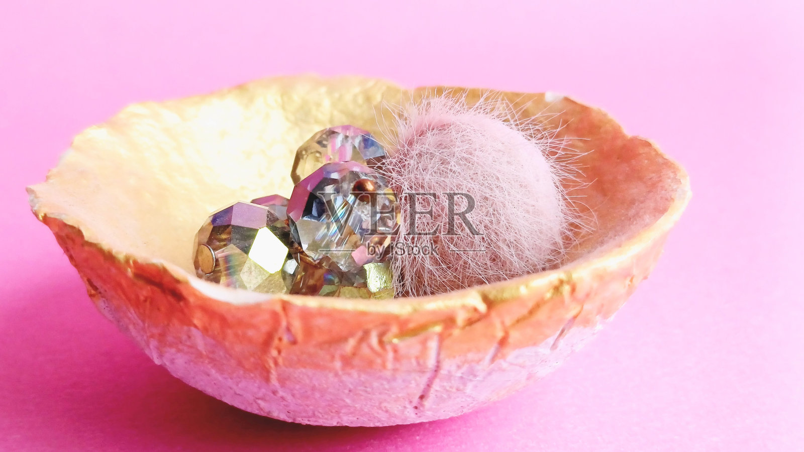 水晶珠在装饰碗照片摄影图片