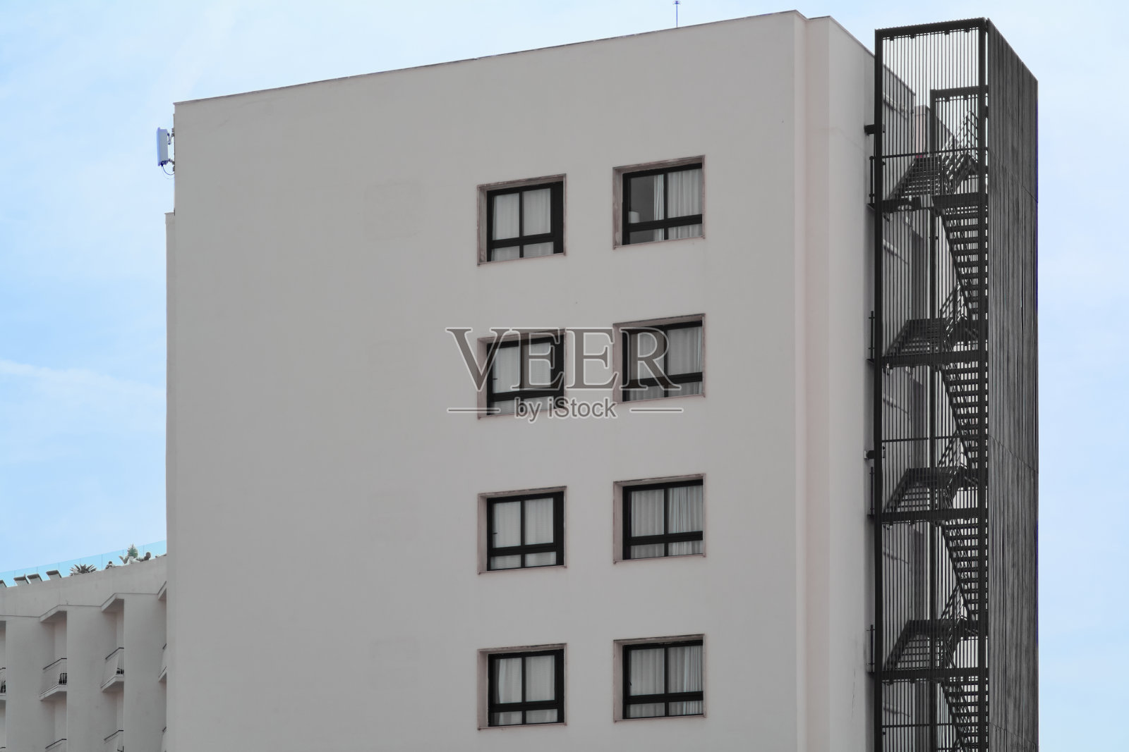 白色建筑，有明显的防火通道照片摄影图片