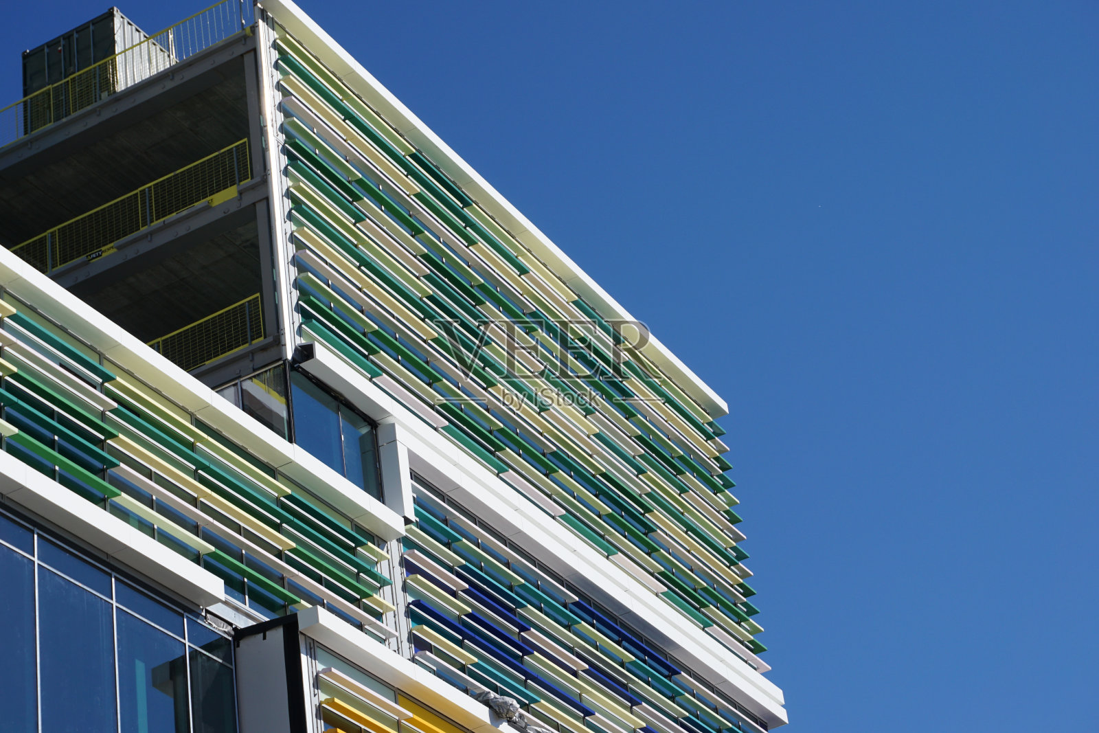 现代建筑的低角度视图照片摄影图片