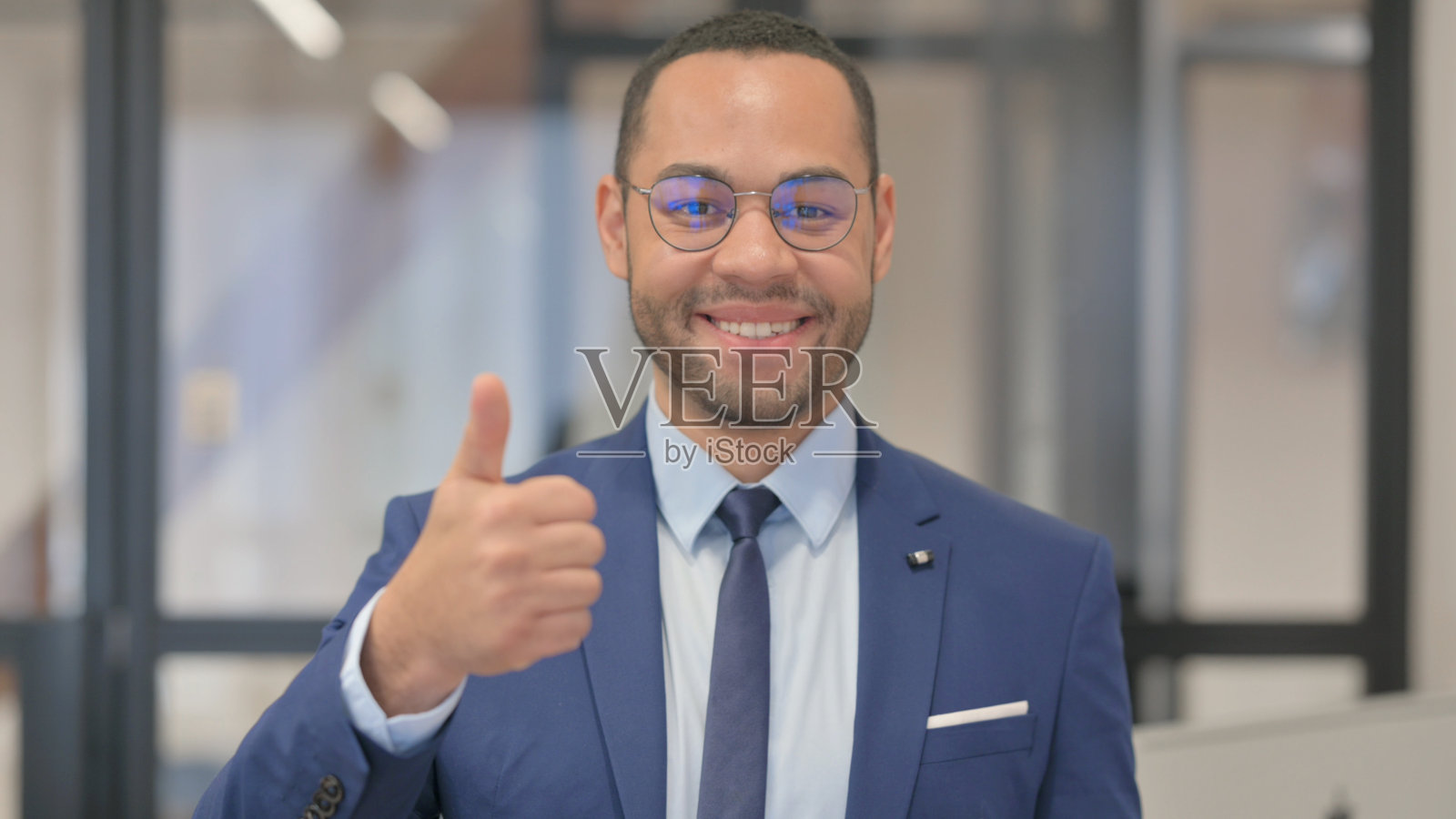 混血儿商人的肖像和大拇指照片摄影图片