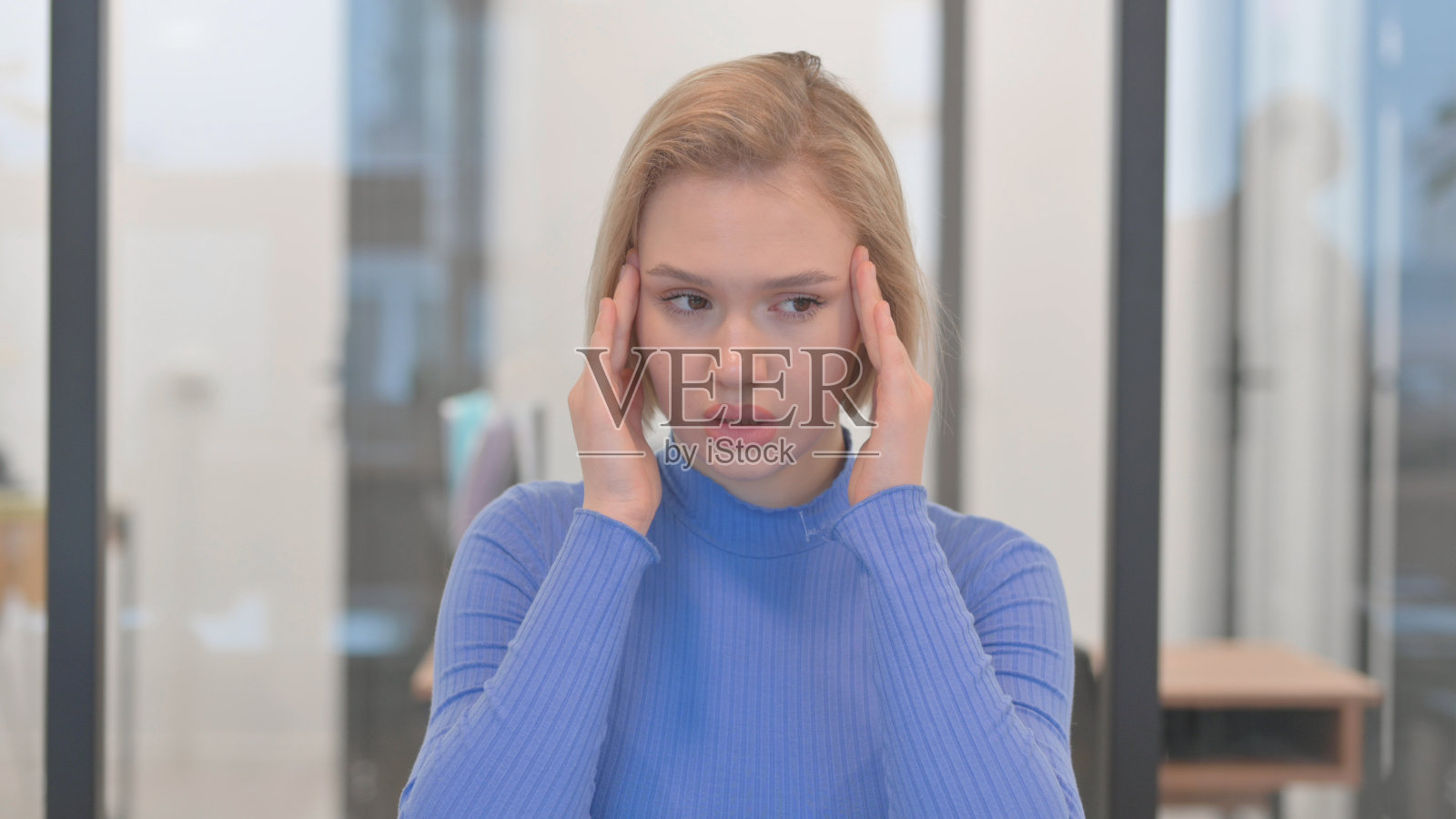 办公室里头痛的年轻女性肖像照片摄影图片