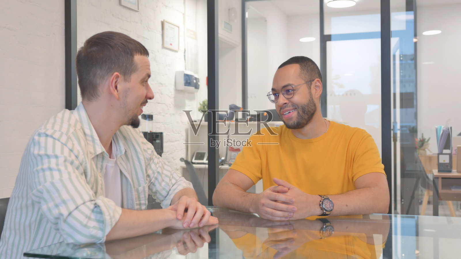 创意男与办公室男员工的谈话照片摄影图片