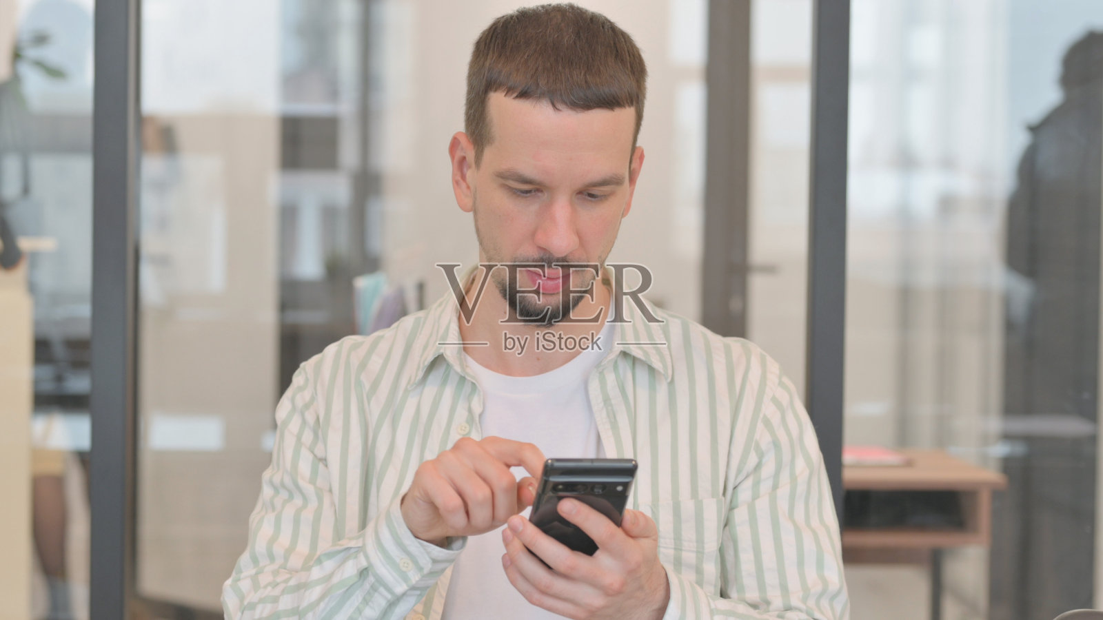 有创意的年轻人使用手机的肖像照片摄影图片