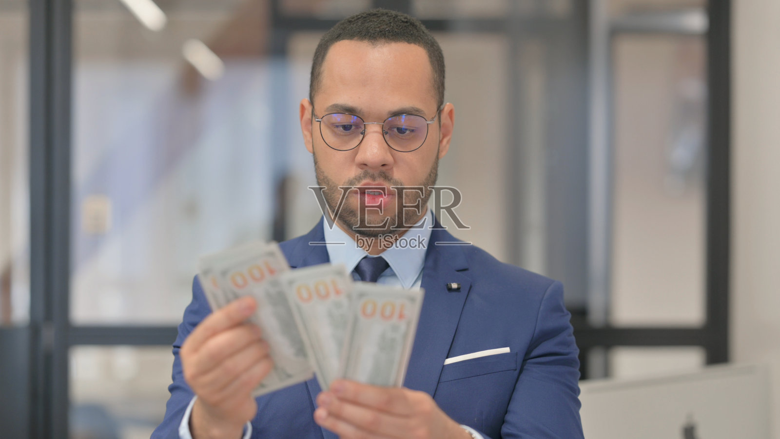 数钱的混血商人画像照片摄影图片