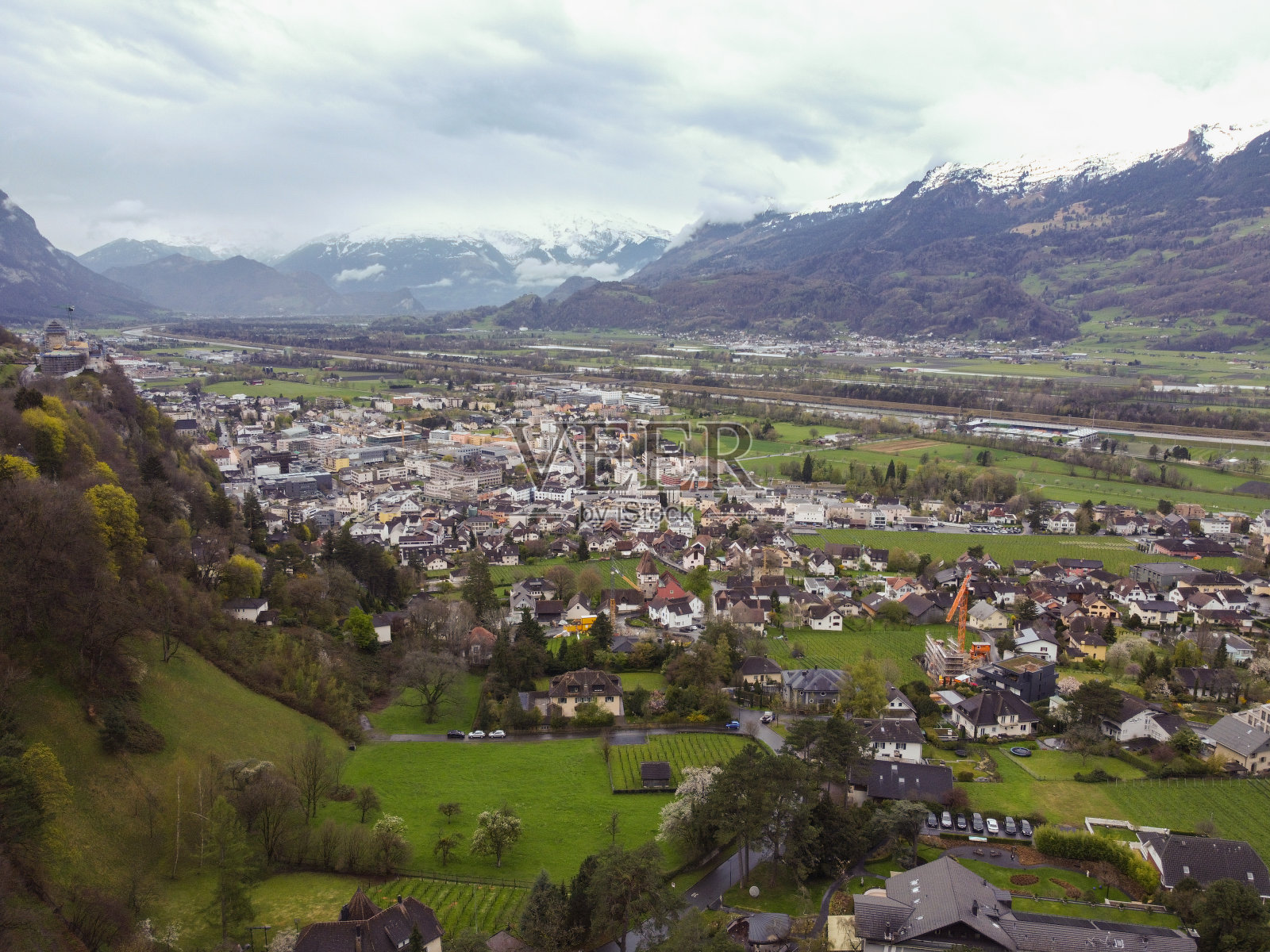 从瑞士因特拉肯上空俯瞰。展望瑞士阿尔卑斯山照片摄影图片