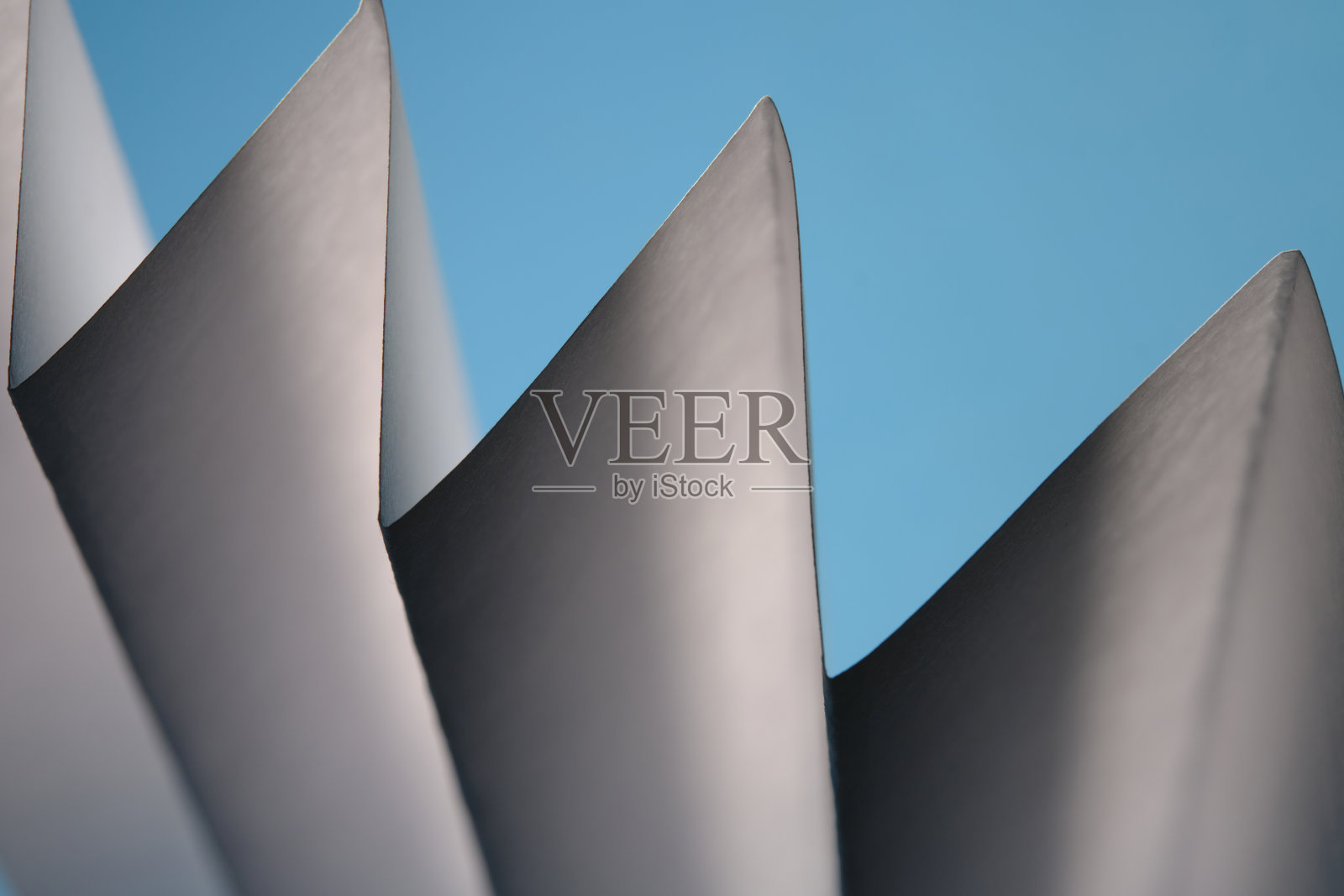 在特写中抽象出尖锐的三角形线条。照片摄影图片