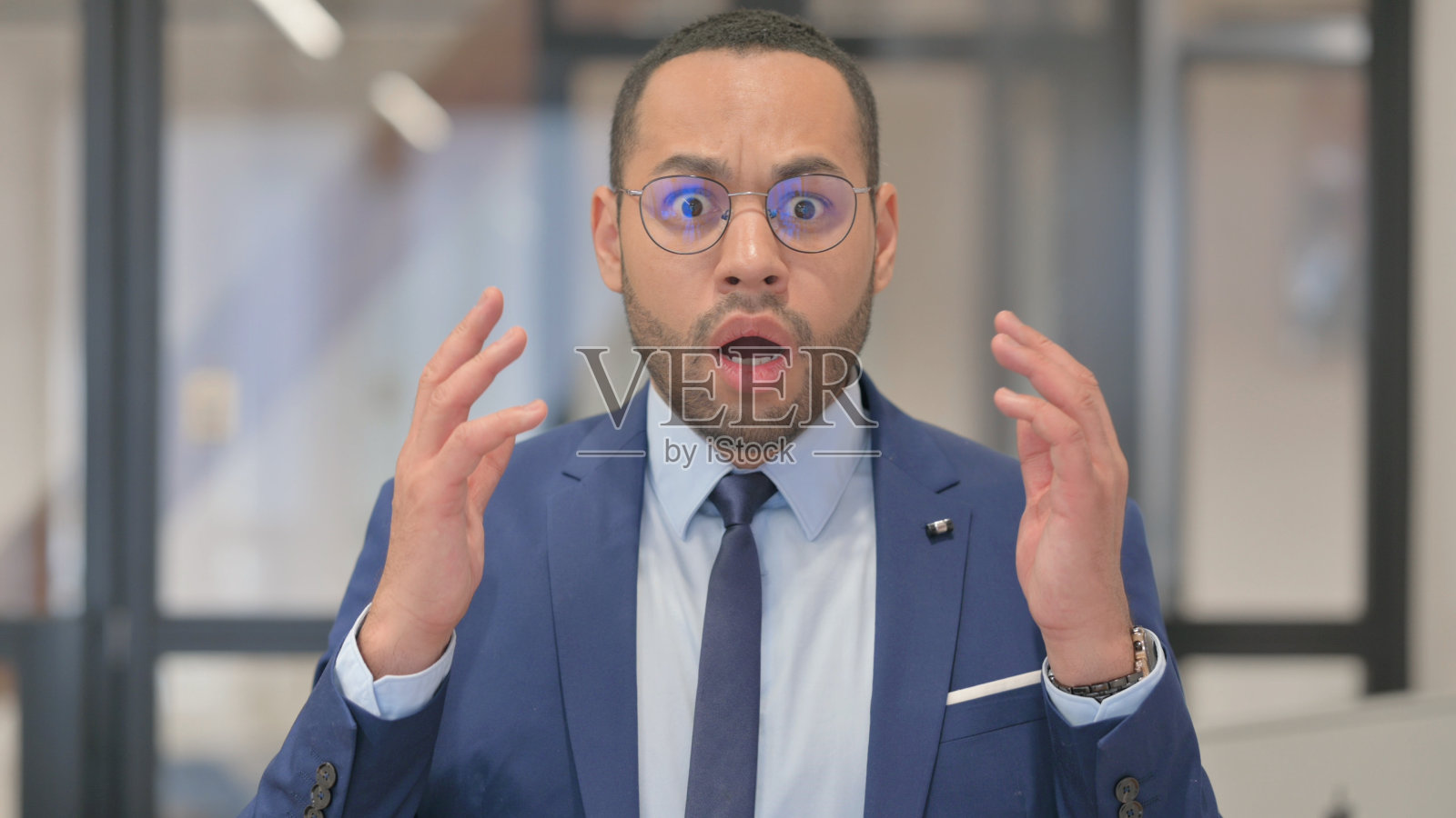 混血儿商人因损失而沮丧的画像照片摄影图片