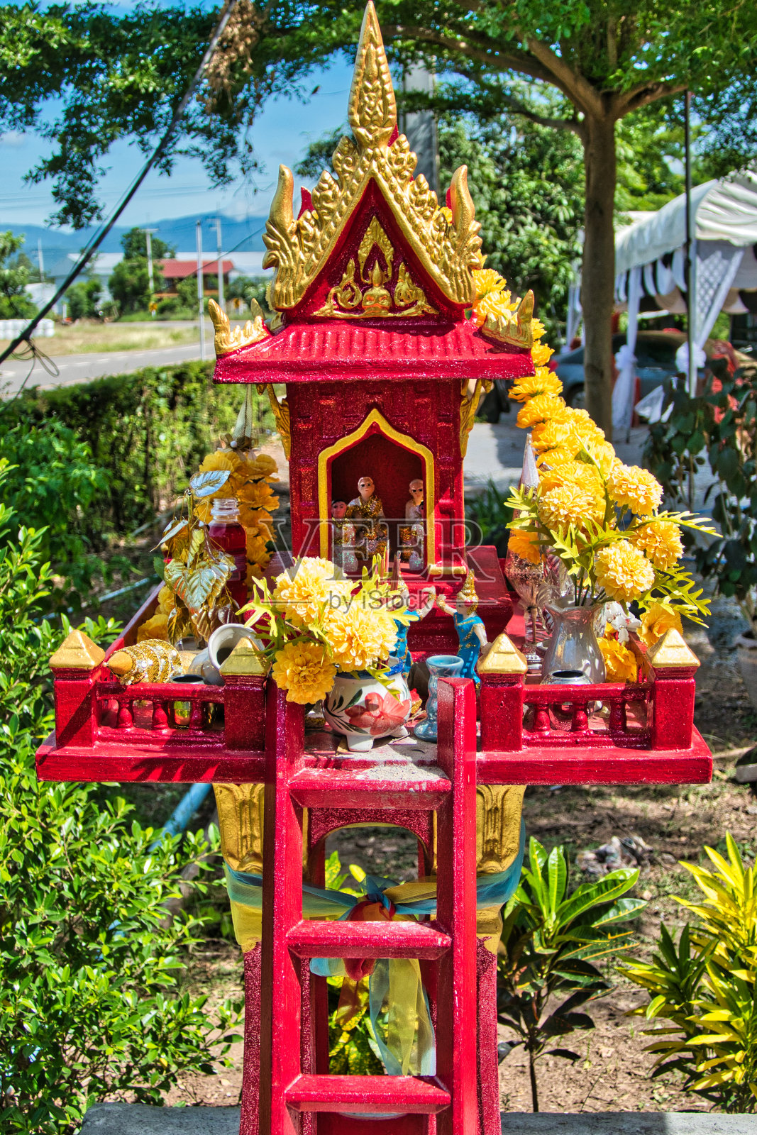 用花环装饰的泰国精神屋照片摄影图片